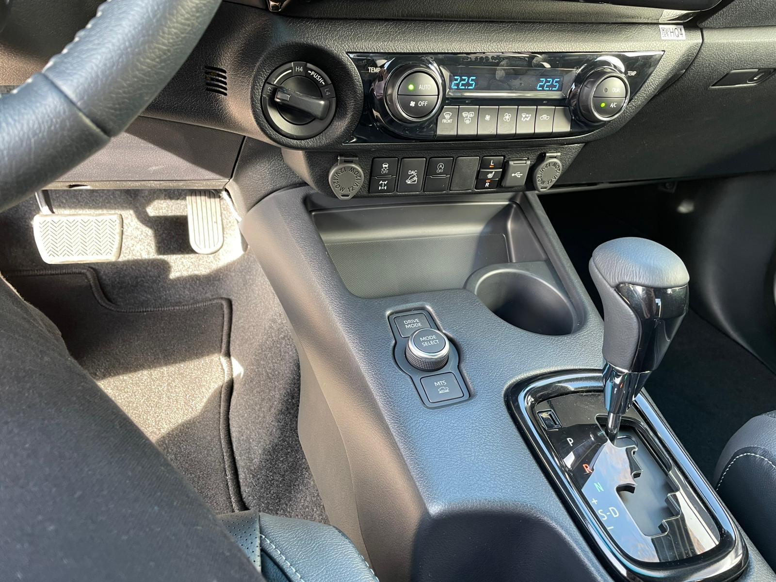 TOYOTA Hilux Double Cab.-Pick-up 2.8 D-4D 204 Invincible MHEV-image-12
