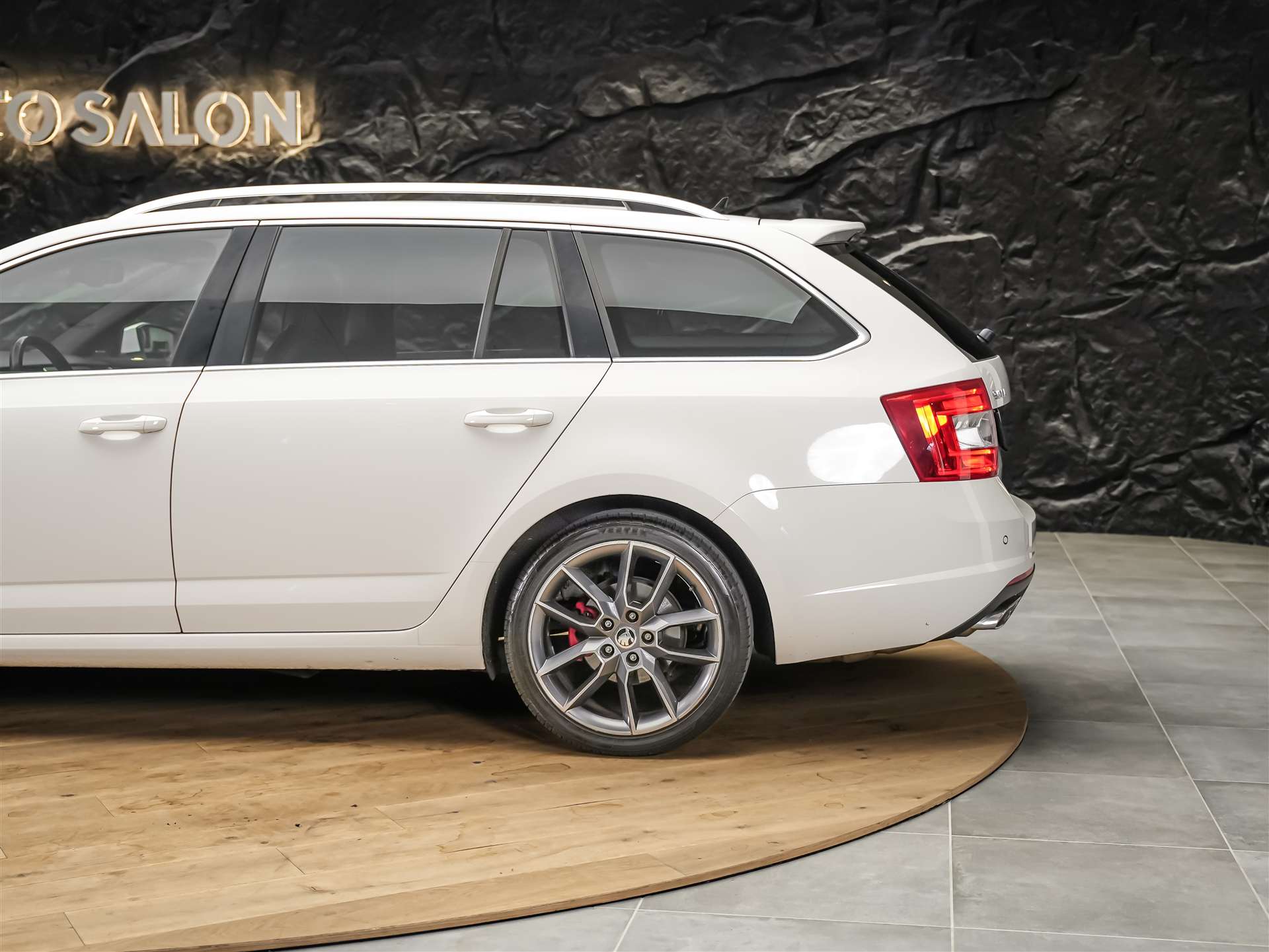 SKODA Octavia Combi 2.0 TDI RS DSG *Abstandsregler* El. Sitze mit Memory* Sitzheizung*-image-15