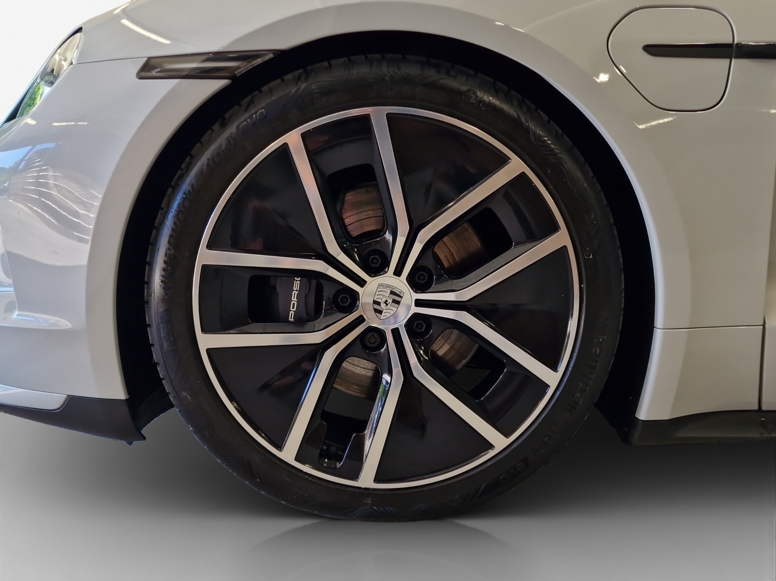 PORSCHE Taycan 104kWh-image-2