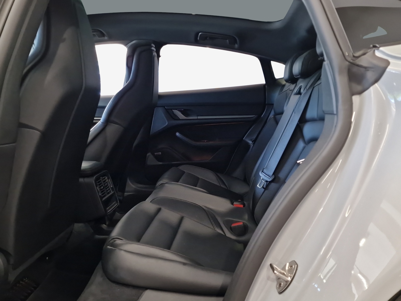 PORSCHE Taycan 104kWh-image-19