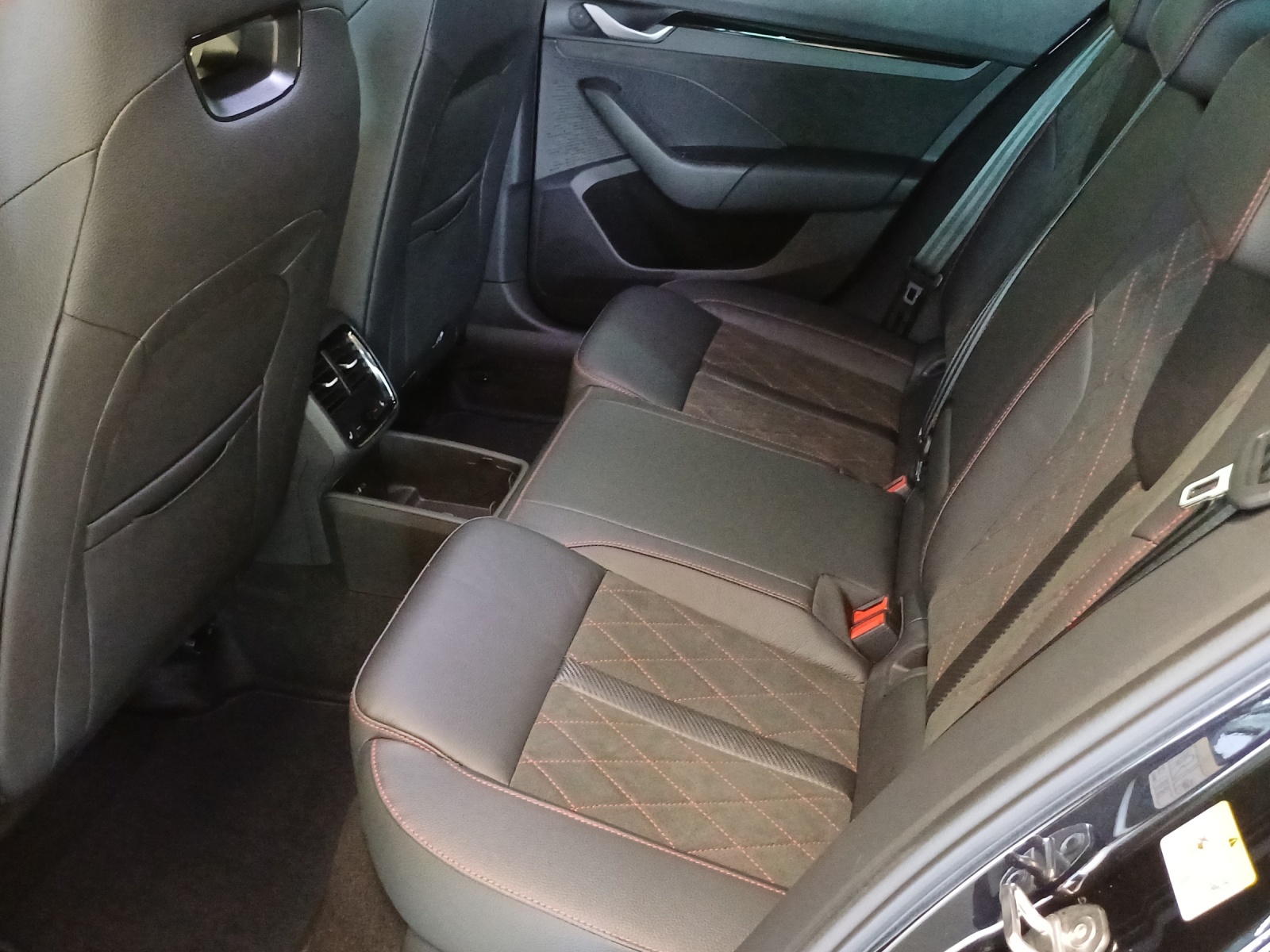 SKODA Octavia Combi 2.0 TSI DSG RS 30 Years Edition-image-11