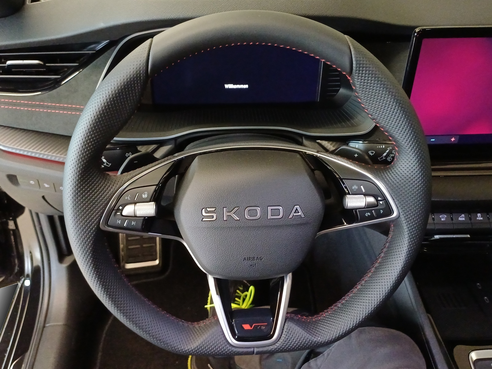 SKODA Octavia Combi 2.0 TSI DSG RS 30 Years Edition-image-9