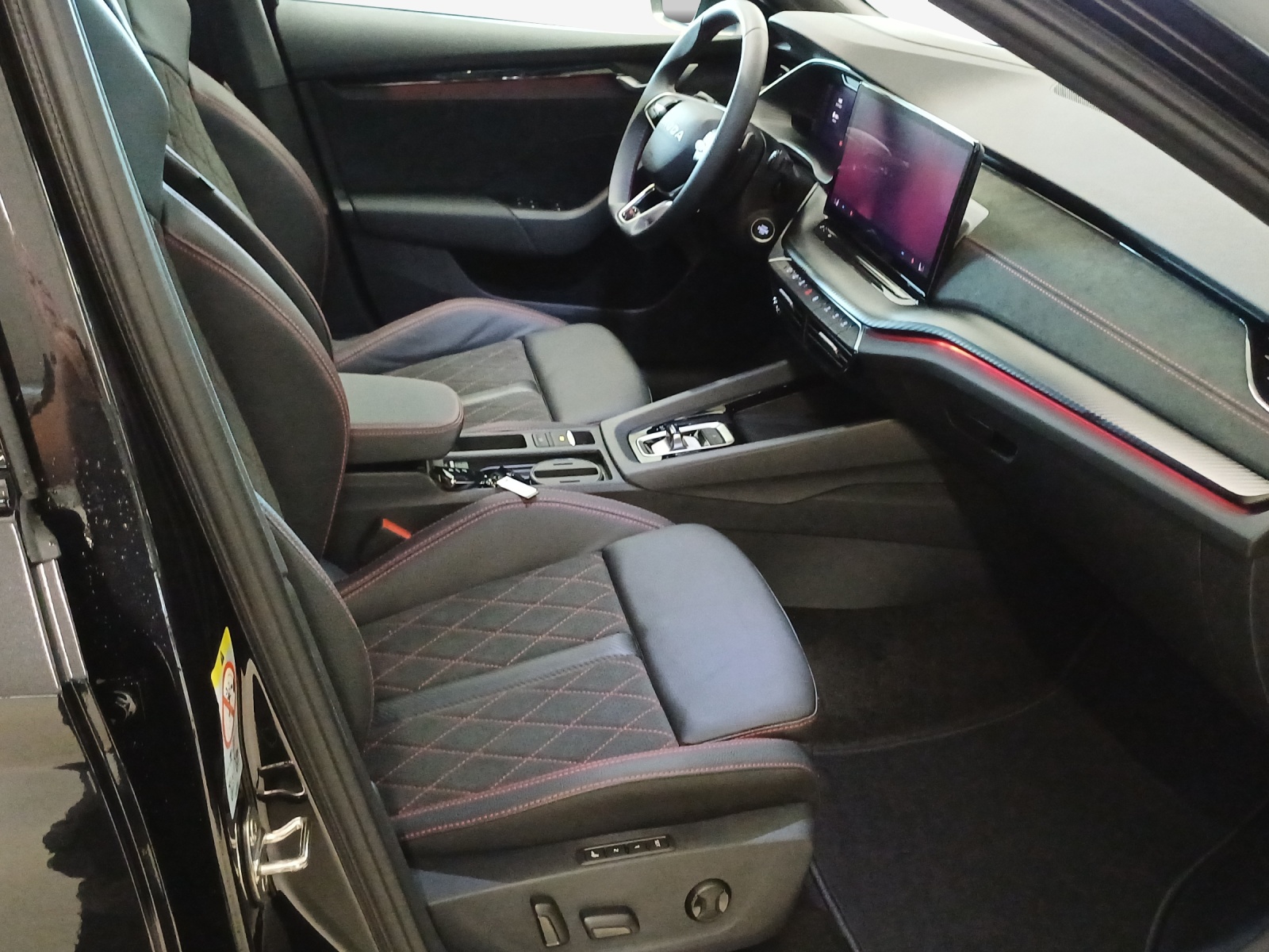 SKODA Octavia Combi 2.0 TSI DSG RS 30 Years Edition-image-15