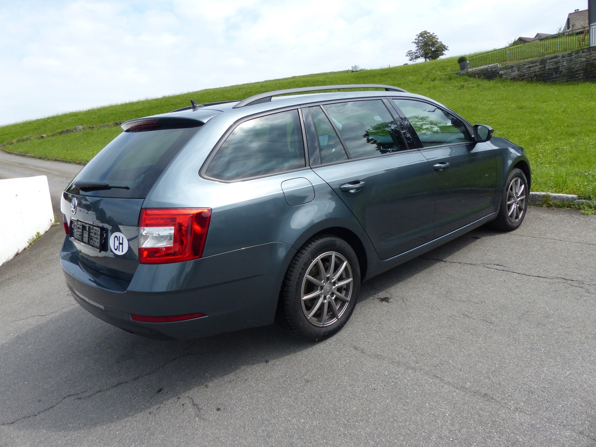 SKODA Octavia Combi 2.0 TDI Style DSG-image-9