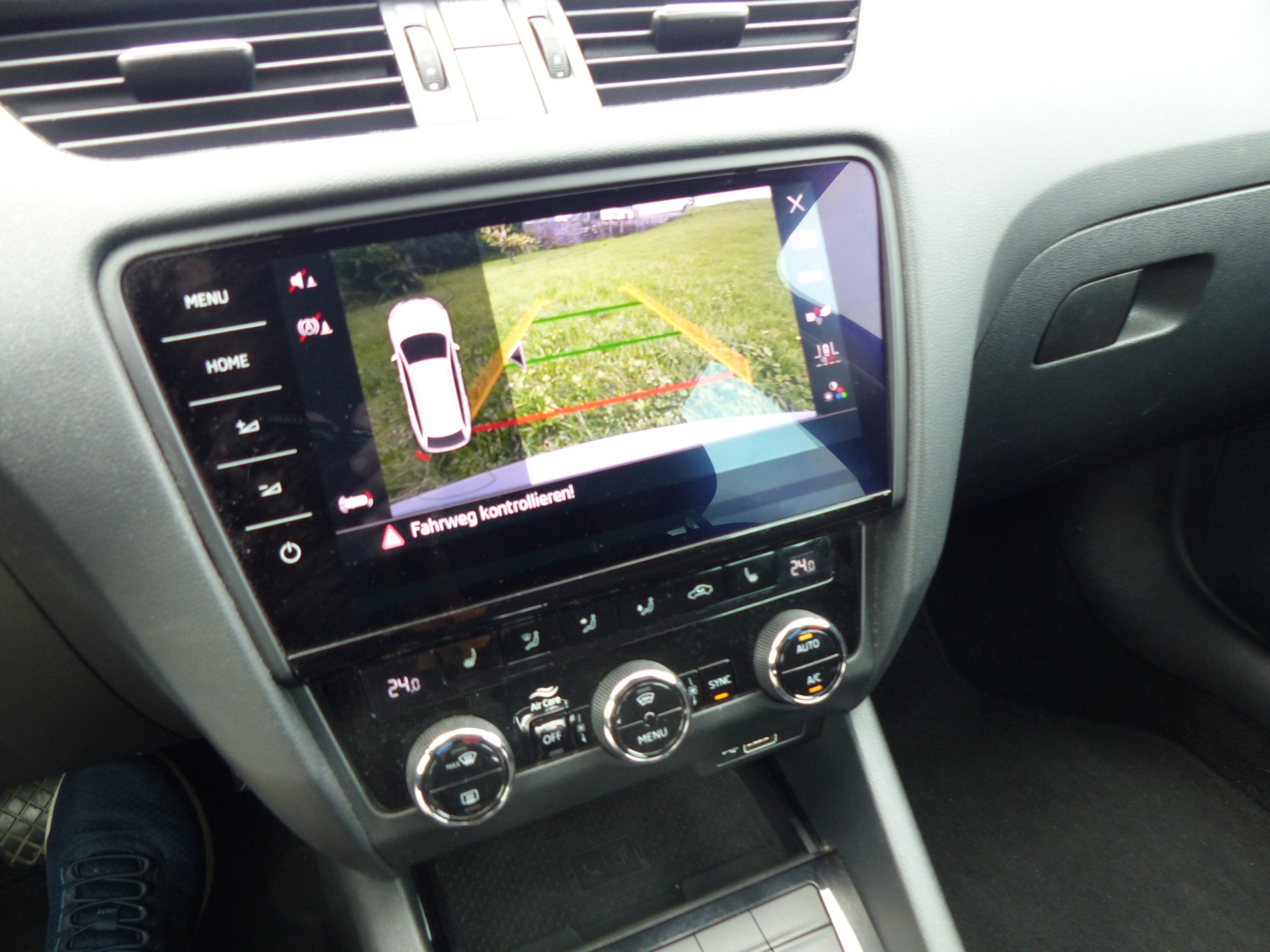 SKODA Octavia Combi 2.0 TDI Style DSG-image-14