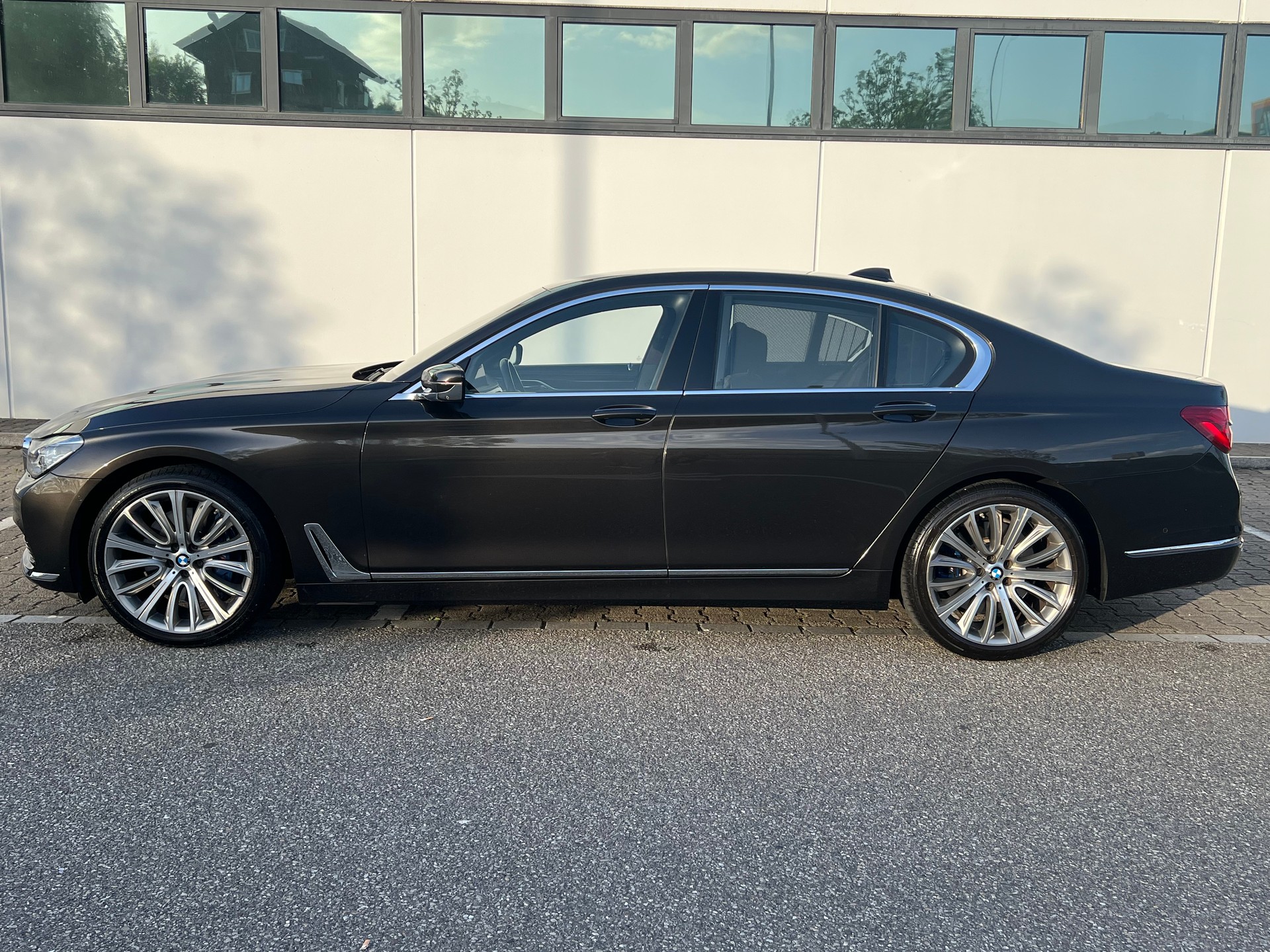 BMW 750d xDrive Steptronic-image-2