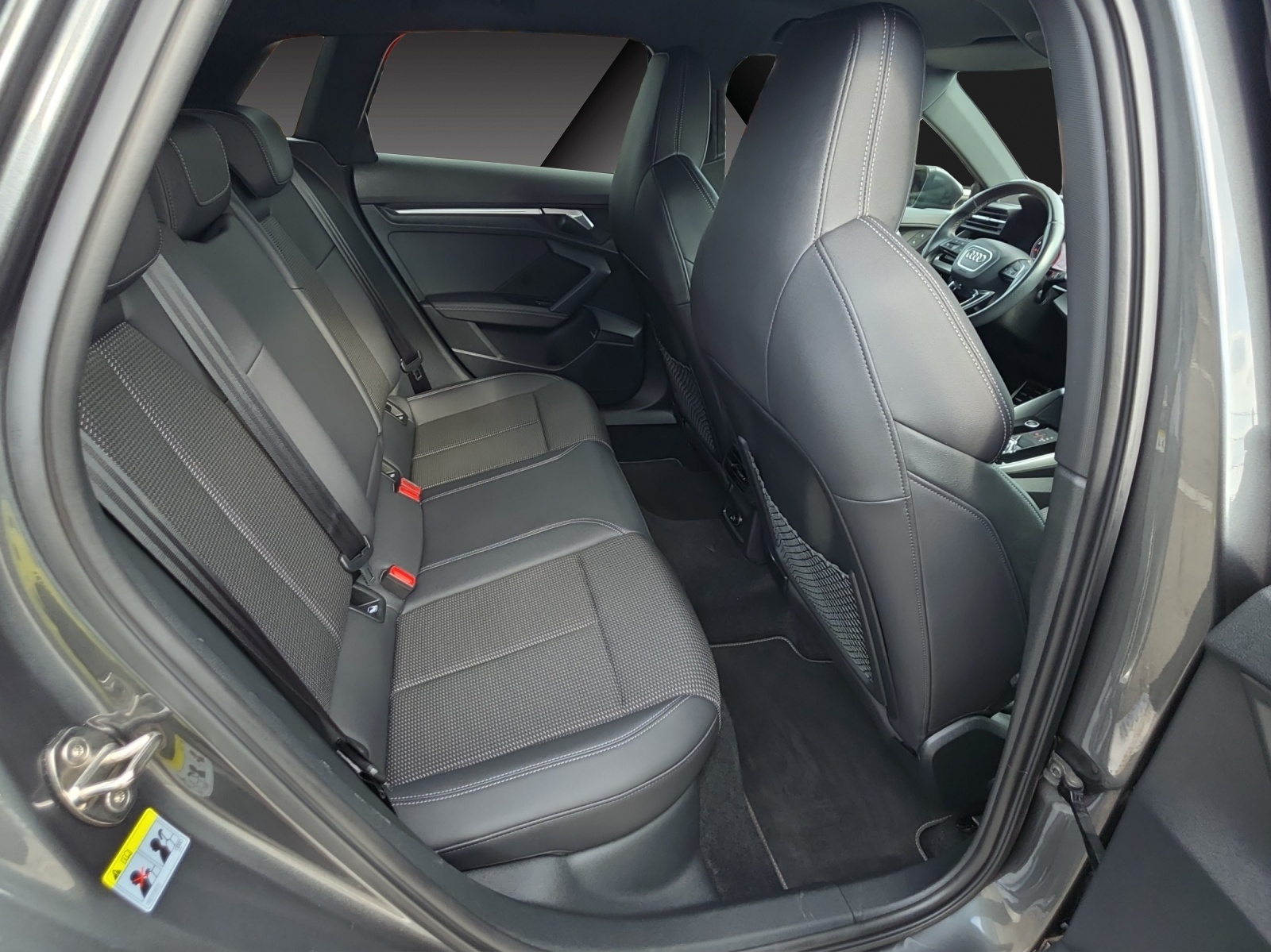 AUDI A3 Sportback 35 TFSI S line Attraction S-tronic-image-16