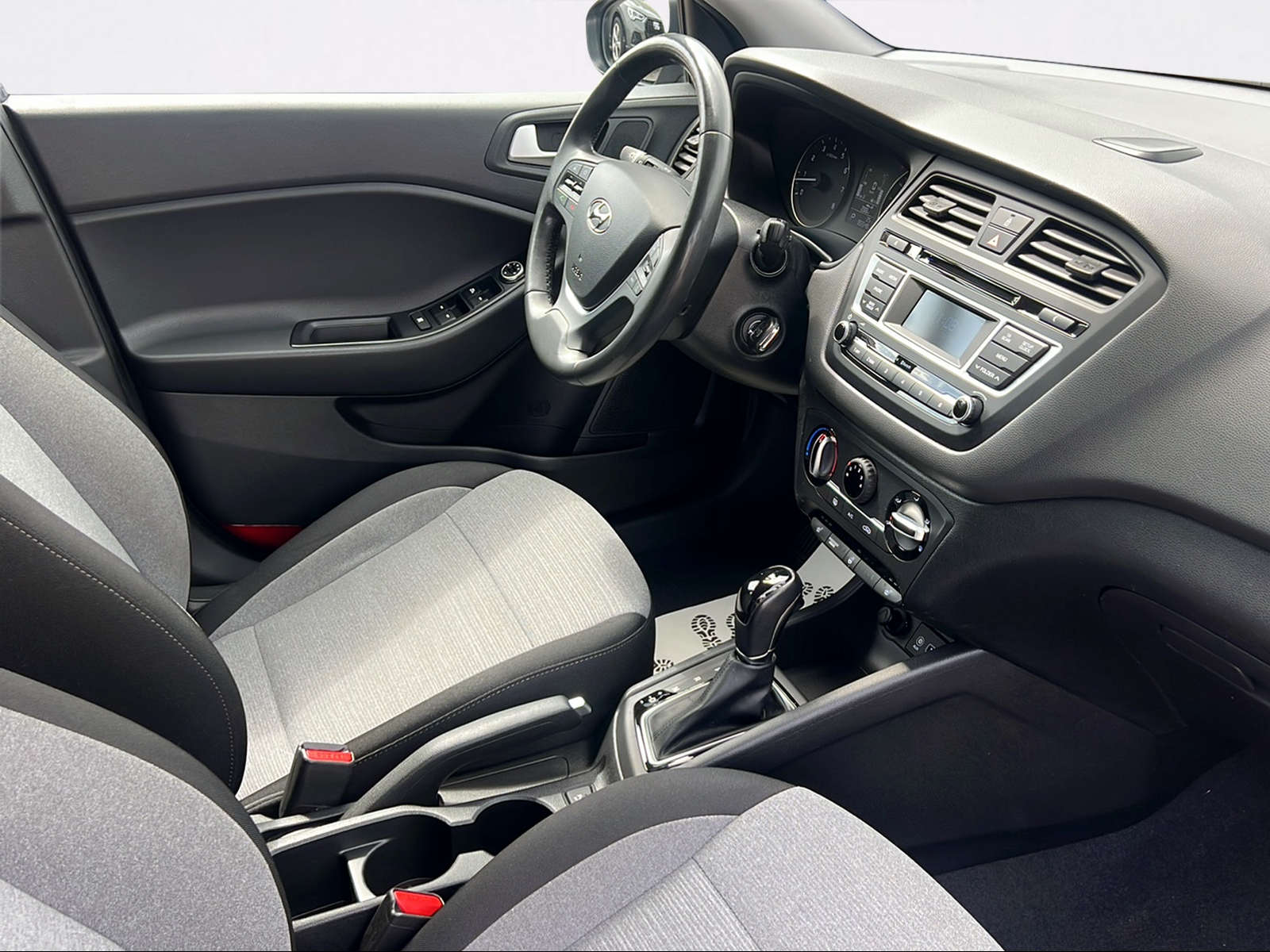 HYUNDAI i20 1.4 Amplia Automatic-image-2