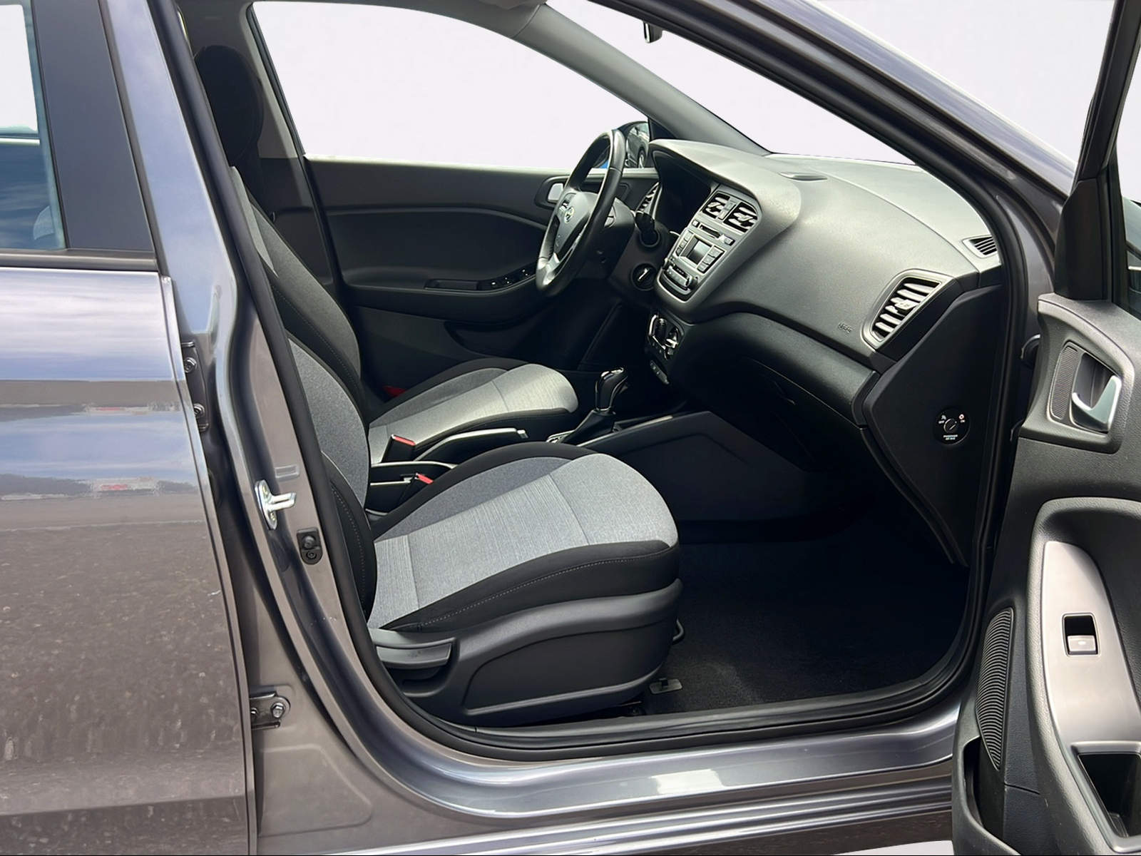 HYUNDAI i20 1.4 Amplia Automatic-image-3