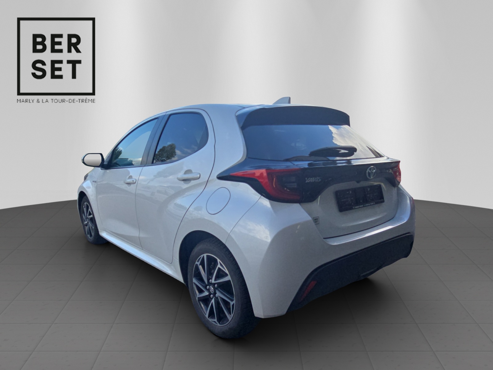 TOYOTA Yaris 1.5 VVT-i HSD Trend-image-2