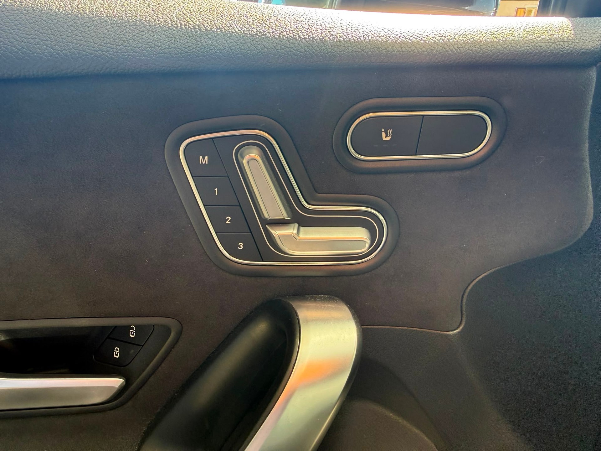MERCEDES-BENZ A 200 AMG Line *Distronic* *Pano Dach* *Burmester* *Gratis Service* 7G-DCT-image-24