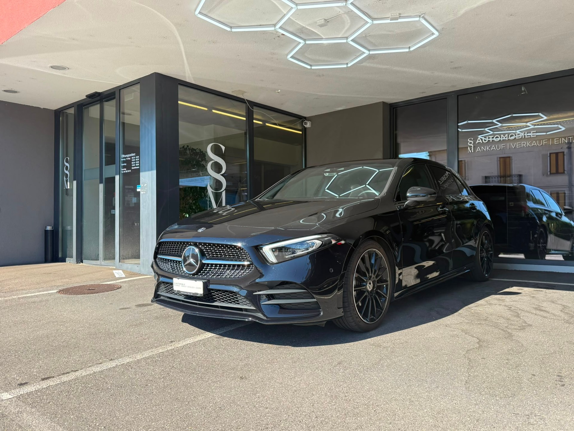 MERCEDES-BENZ A 200 AMG Line *Distronic* *Pano Dach* *Burmester* *Gratis Service* 7G-DCT-image-0