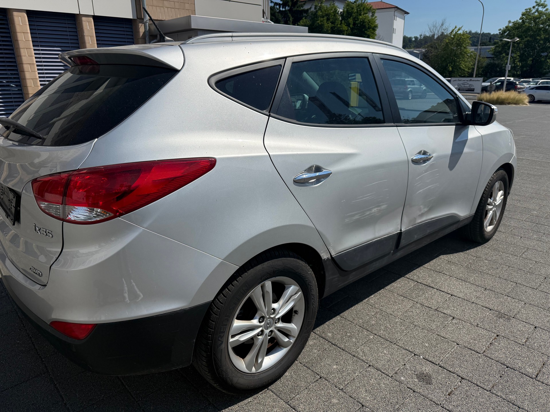 HYUNDAI iX 35 2.0 Style 4WD Automatic-image-5