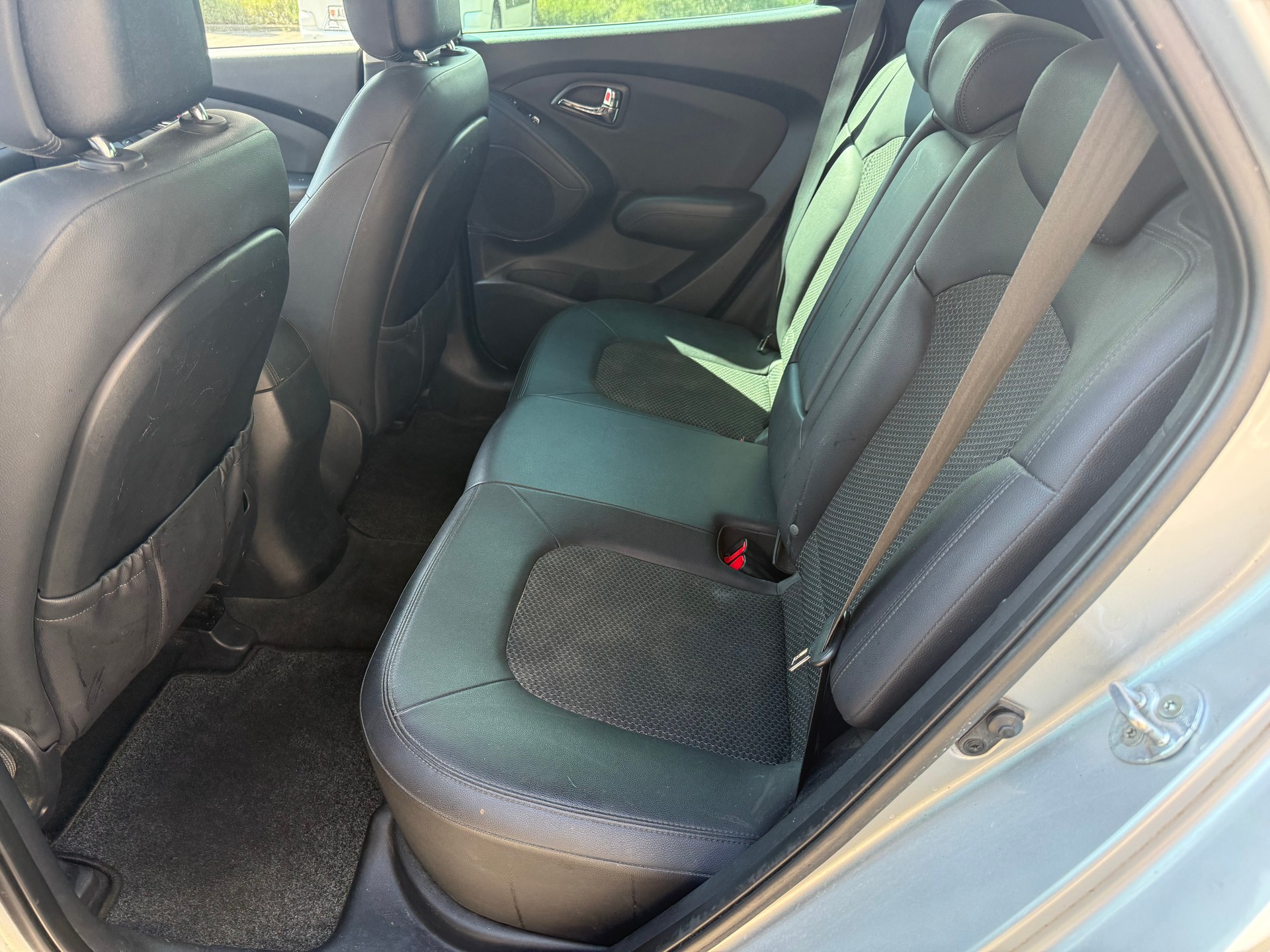 HYUNDAI iX 35 2.0 Style 4WD Automatic-image-7