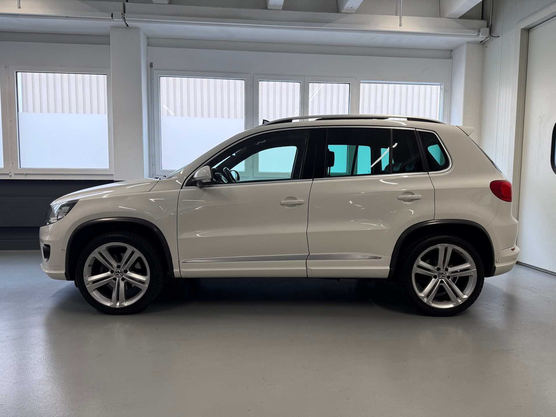 VW Tiguan 2.0 TDI BlueMotion R Line Track&Style 4Motion DSG-image-2