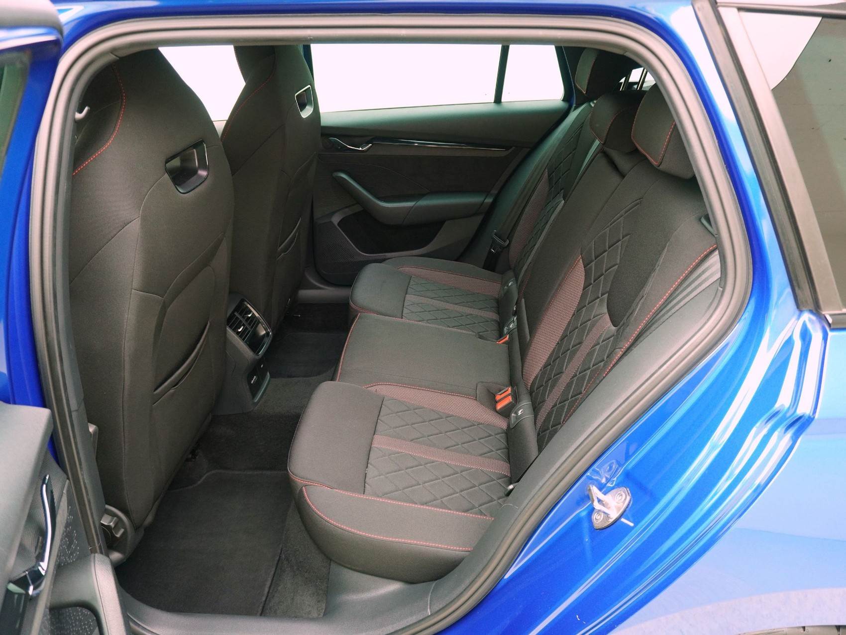 SKODA Octavia 2.0 TSI DSG RS-image-10