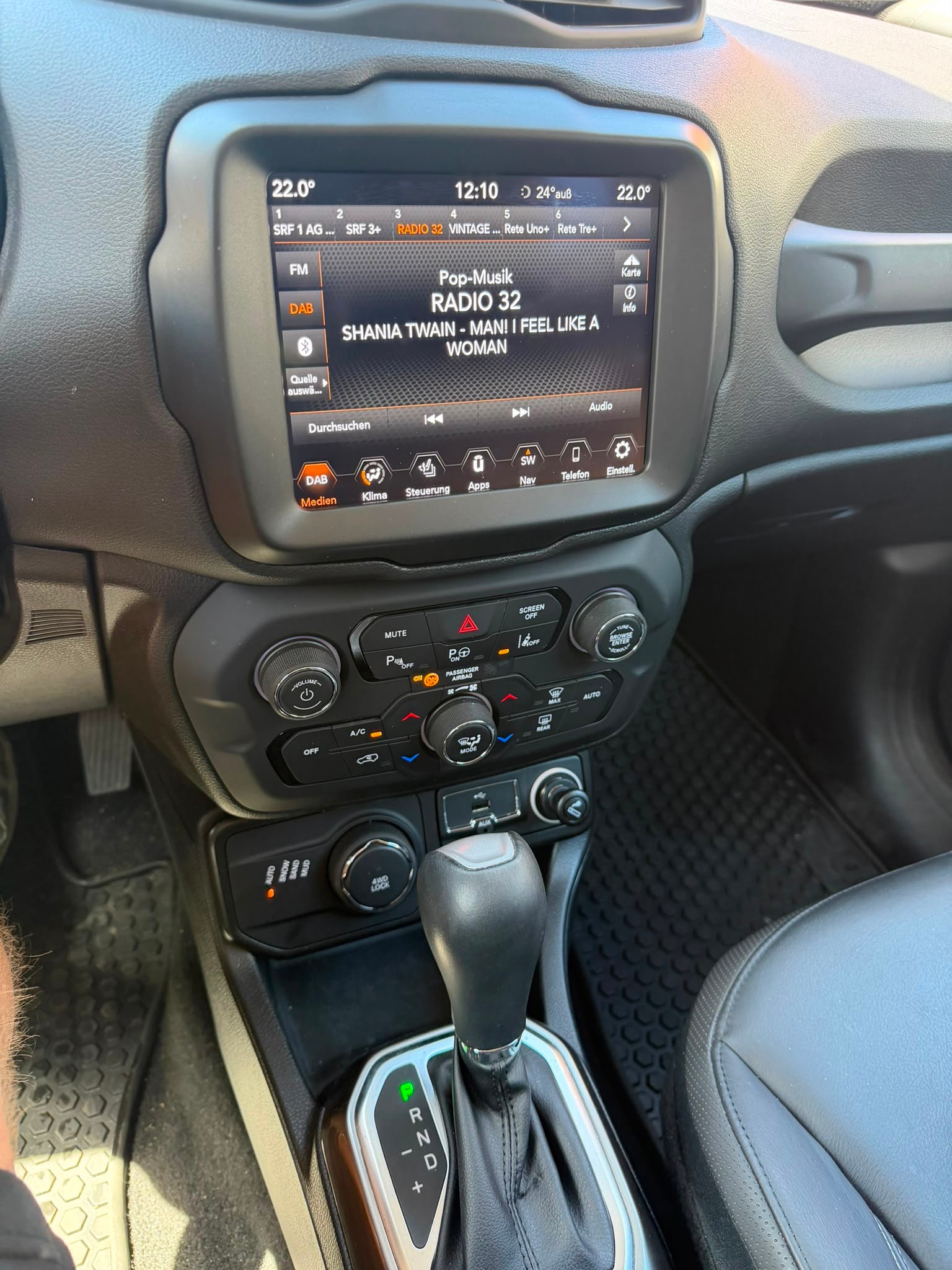 JEEP RENEGADE 1.3 TURBO LIMITED AWD. CH WAGEN. AB MFK. MIT 24`000 KM. WEISS. MIT LEDER UND SO. + WINTERRÄDER. SAUBER + GEPFLEGT.-showroom-element-3