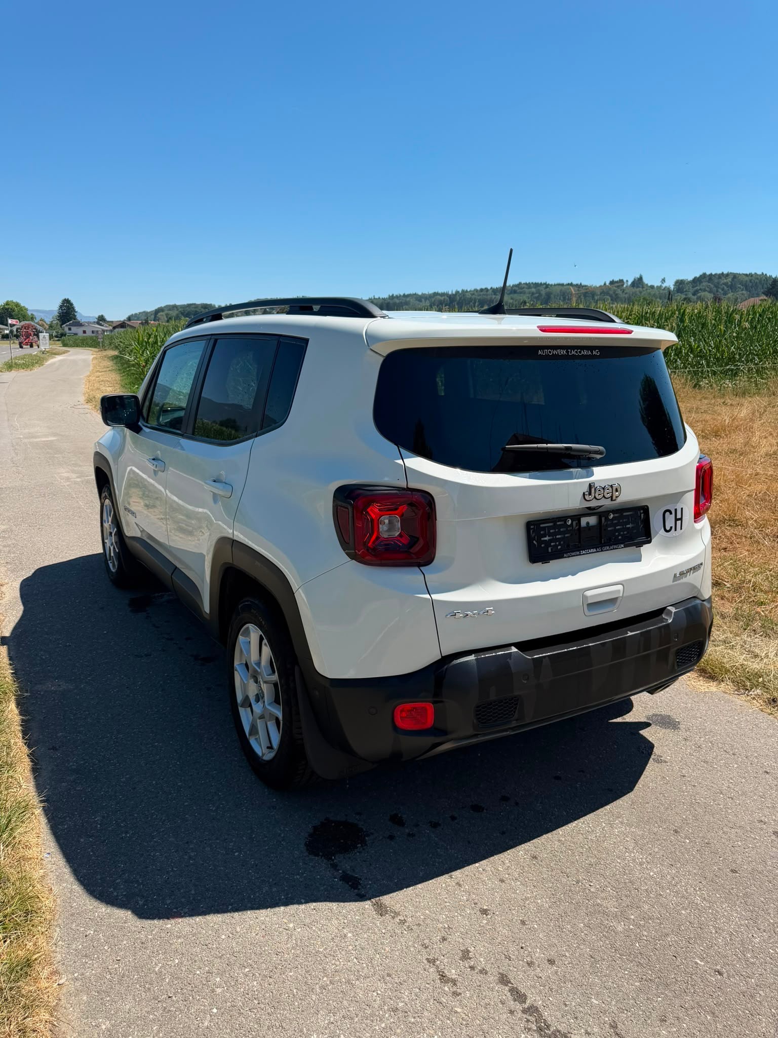 JEEP RENEGADE 1.3 TURBO LIMITED AWD. CH WAGEN. AB MFK. MIT 24`000 KM. WEISS. MIT LEDER UND SO. + WINTERRÄDER. SAUBER + GEPFLEGT.-showroom-element-2