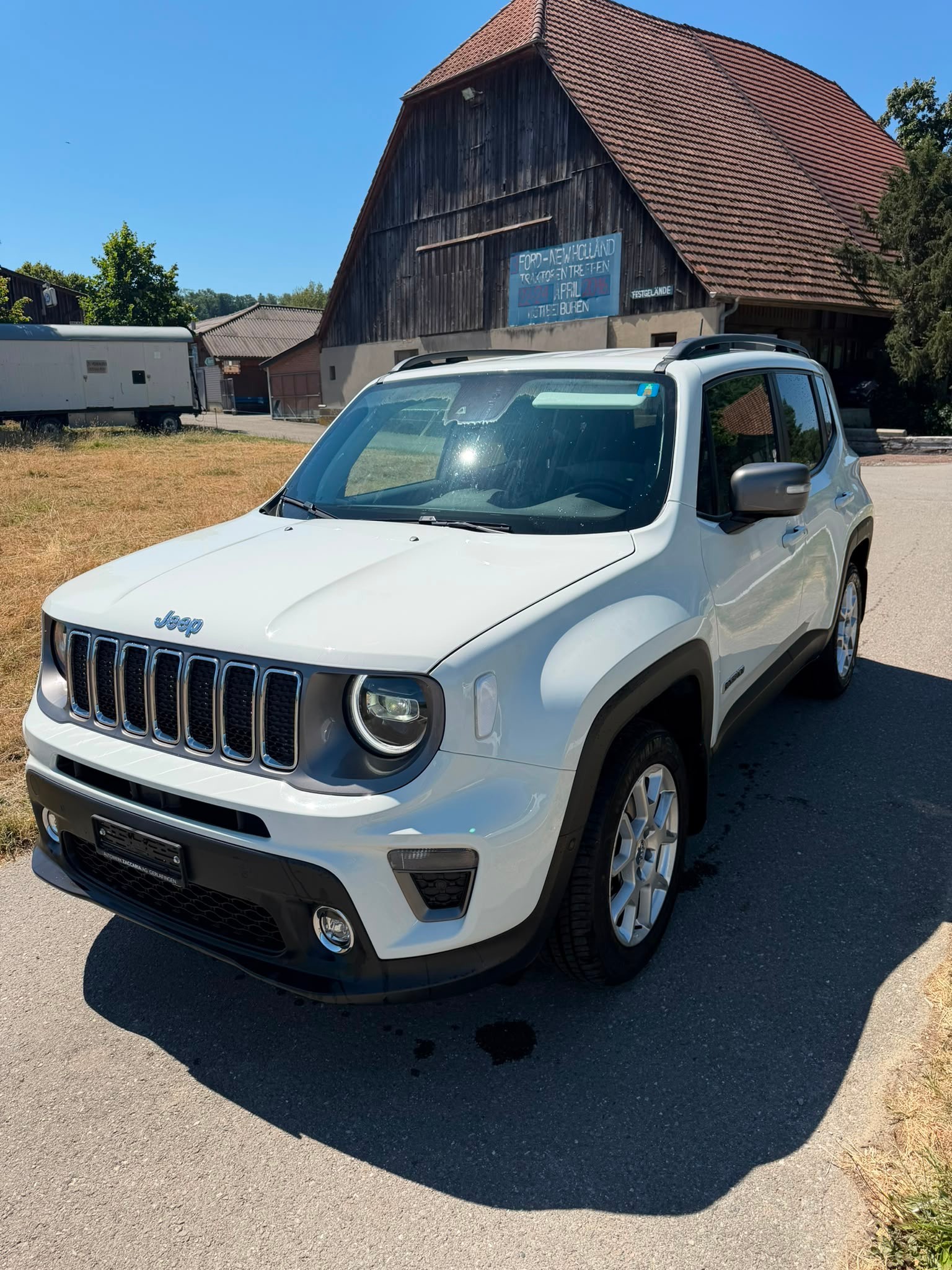JEEP RENEGADE 1.3 TURBO LIMITED AWD. CH WAGEN. AB MFK. MIT 24`000 KM. WEISS. MIT LEDER UND SO. + WINTERRÄDER. SAUBER + GEPFLEGT.-showroom-element-1