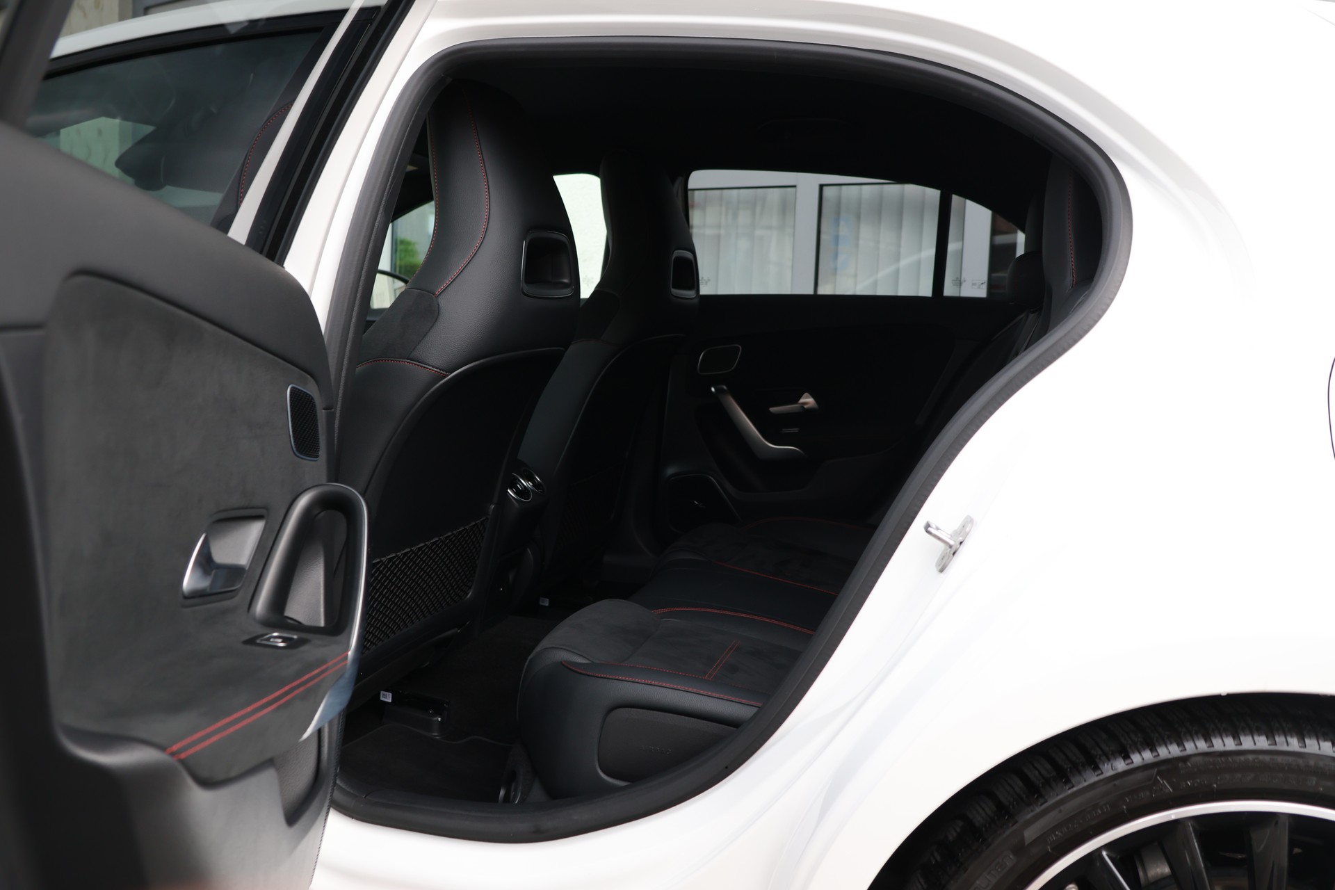 MERCEDES-BENZ A 250 4Matic AMG Line 4Matic 7G-DCT *Facelift*-image-11
