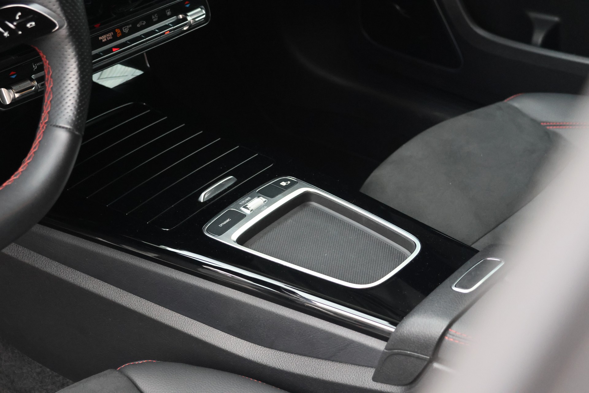 MERCEDES-BENZ A 250 4Matic AMG Line 4Matic 7G-DCT *Facelift*-image-10