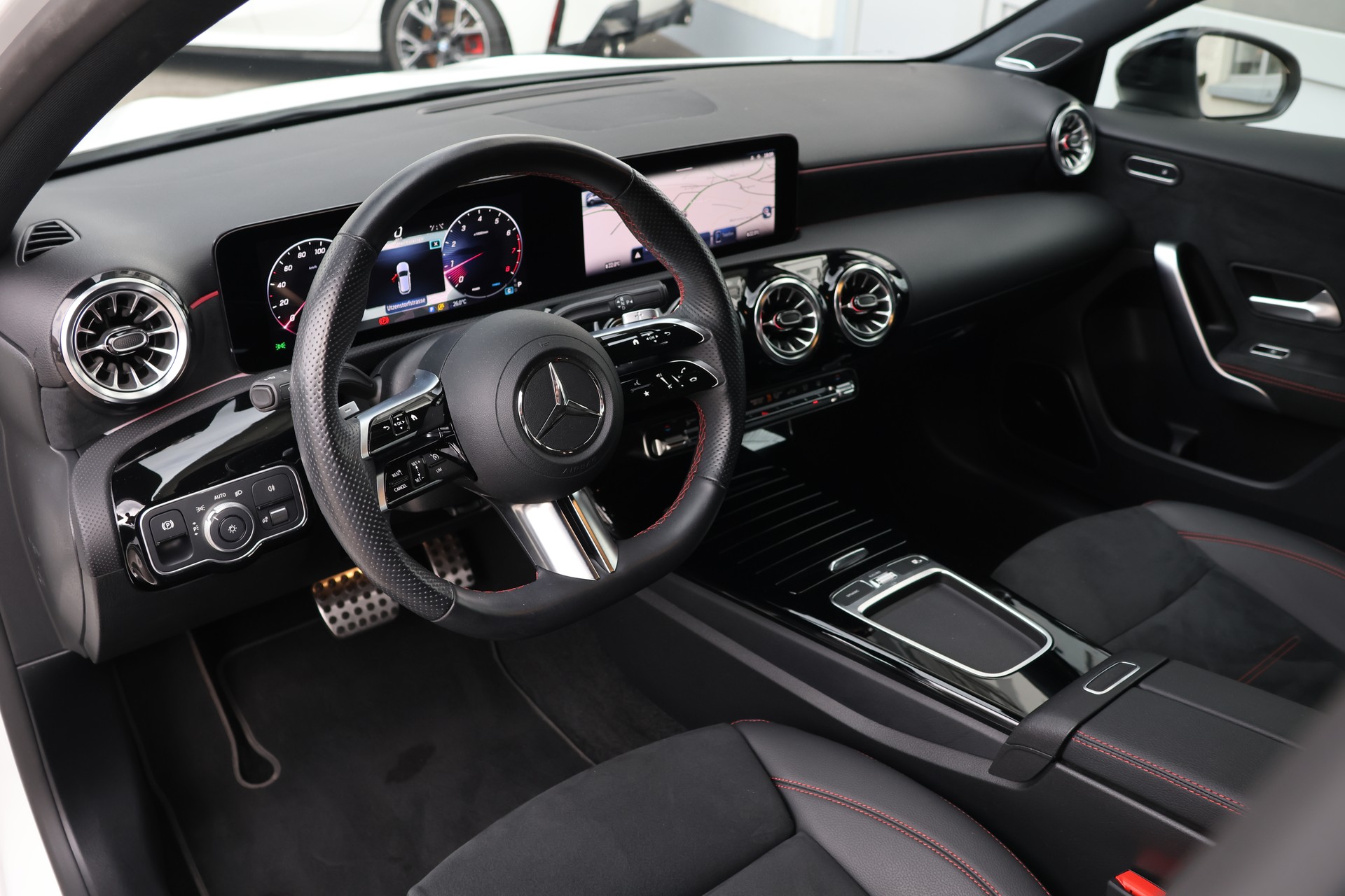 MERCEDES-BENZ A 250 4Matic AMG Line 4Matic 7G-DCT *Facelift*-image-9