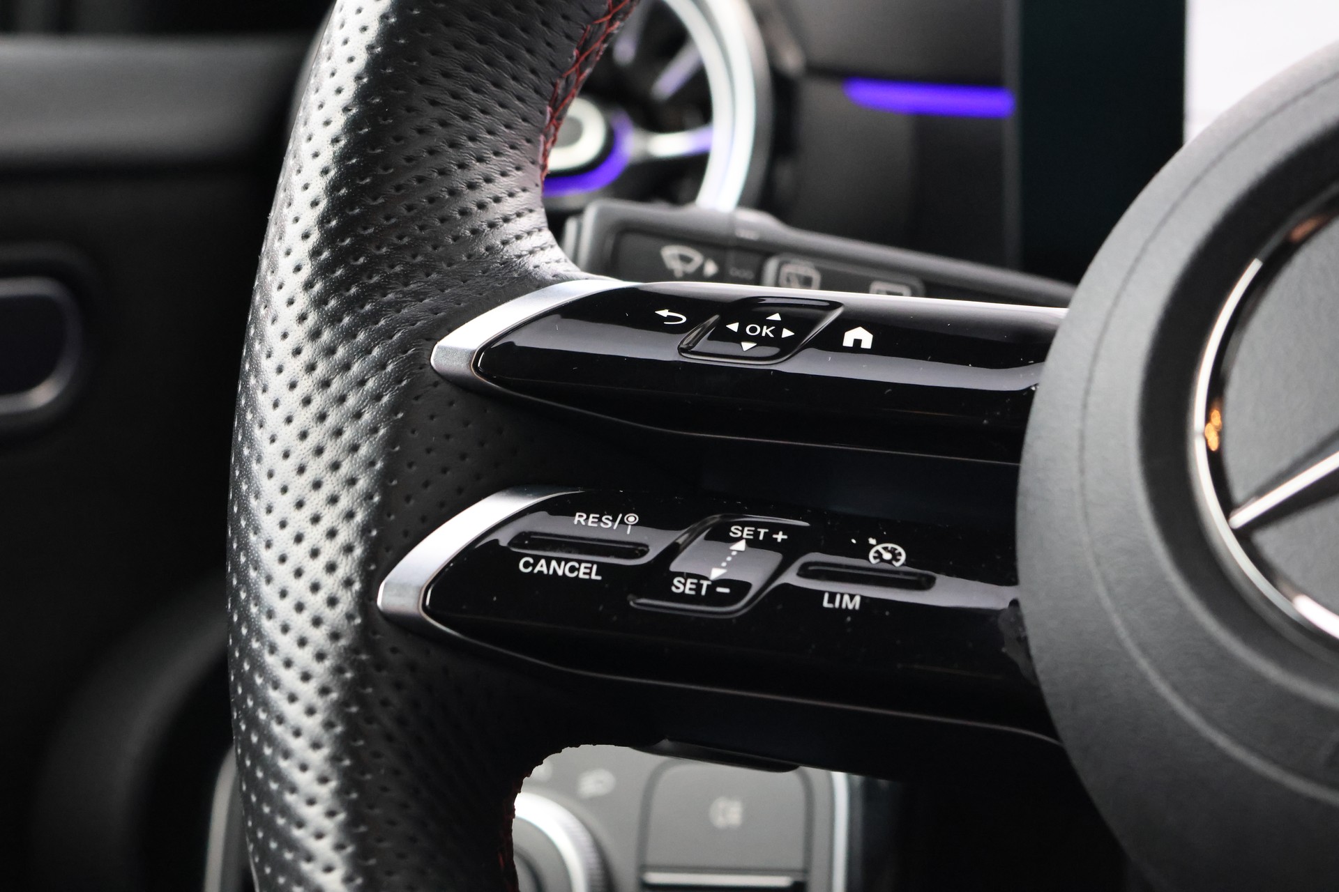 MERCEDES-BENZ A 250 4Matic AMG Line 4Matic 7G-DCT *Facelift*-image-15