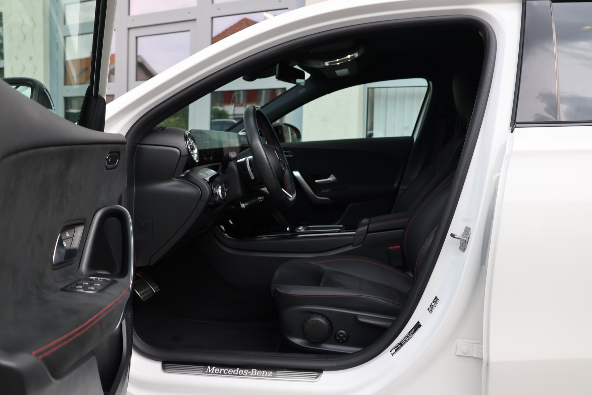 MERCEDES-BENZ A 250 4Matic AMG Line 4Matic 7G-DCT *Facelift*-image-8
