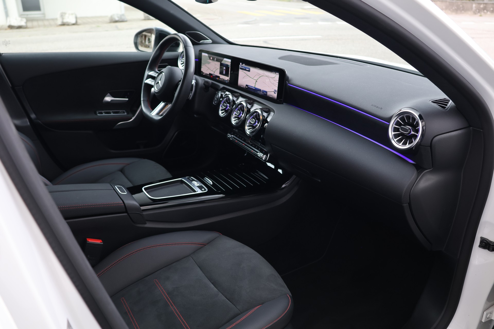 MERCEDES-BENZ A 250 4Matic AMG Line 4Matic 7G-DCT *Facelift*-image-16