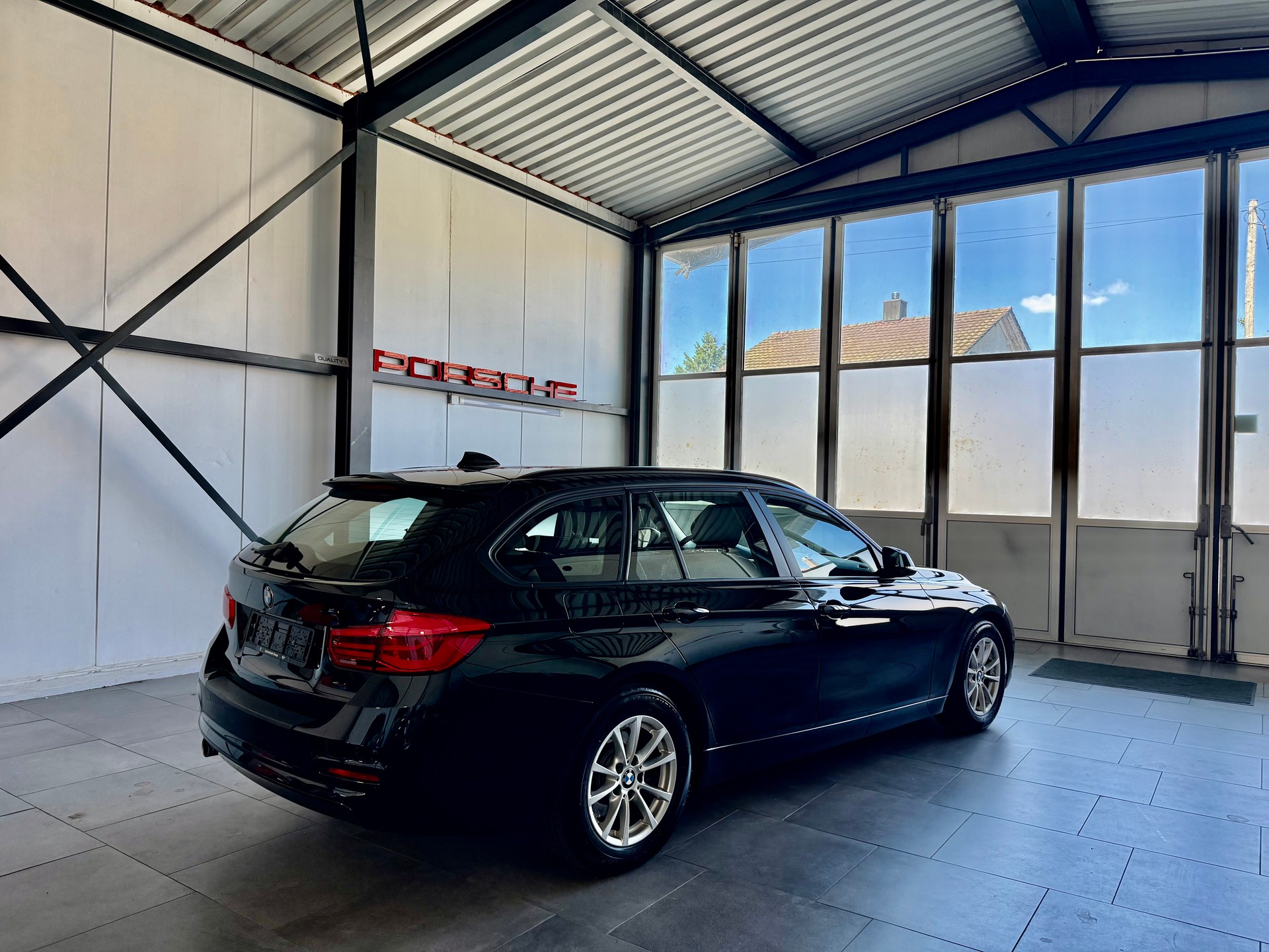 BMW 316d Sport Touring Business Line-image-3