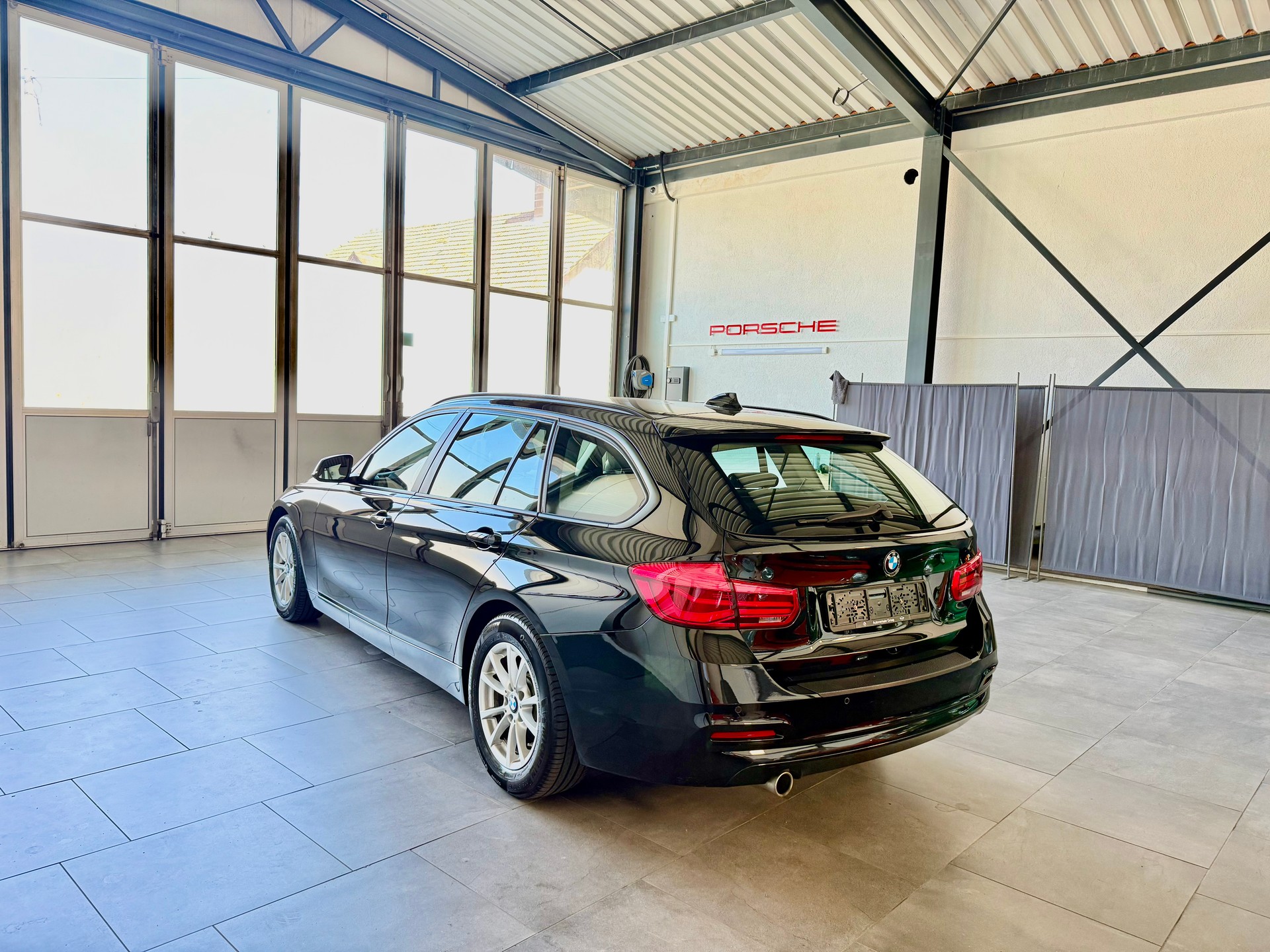 BMW 316d Sport Touring Business Line-image-1