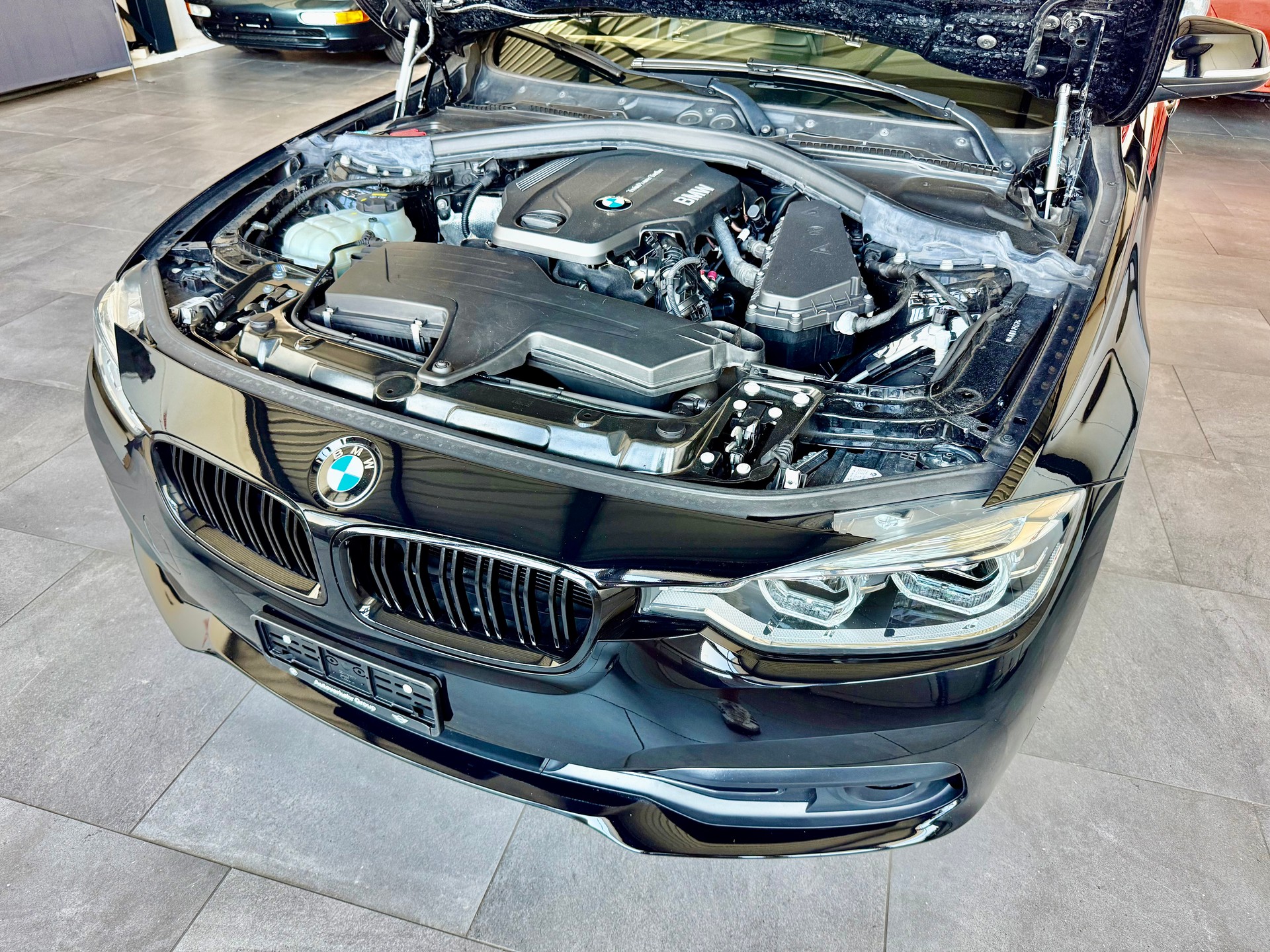 BMW 316d Sport Touring Business Line-image-5