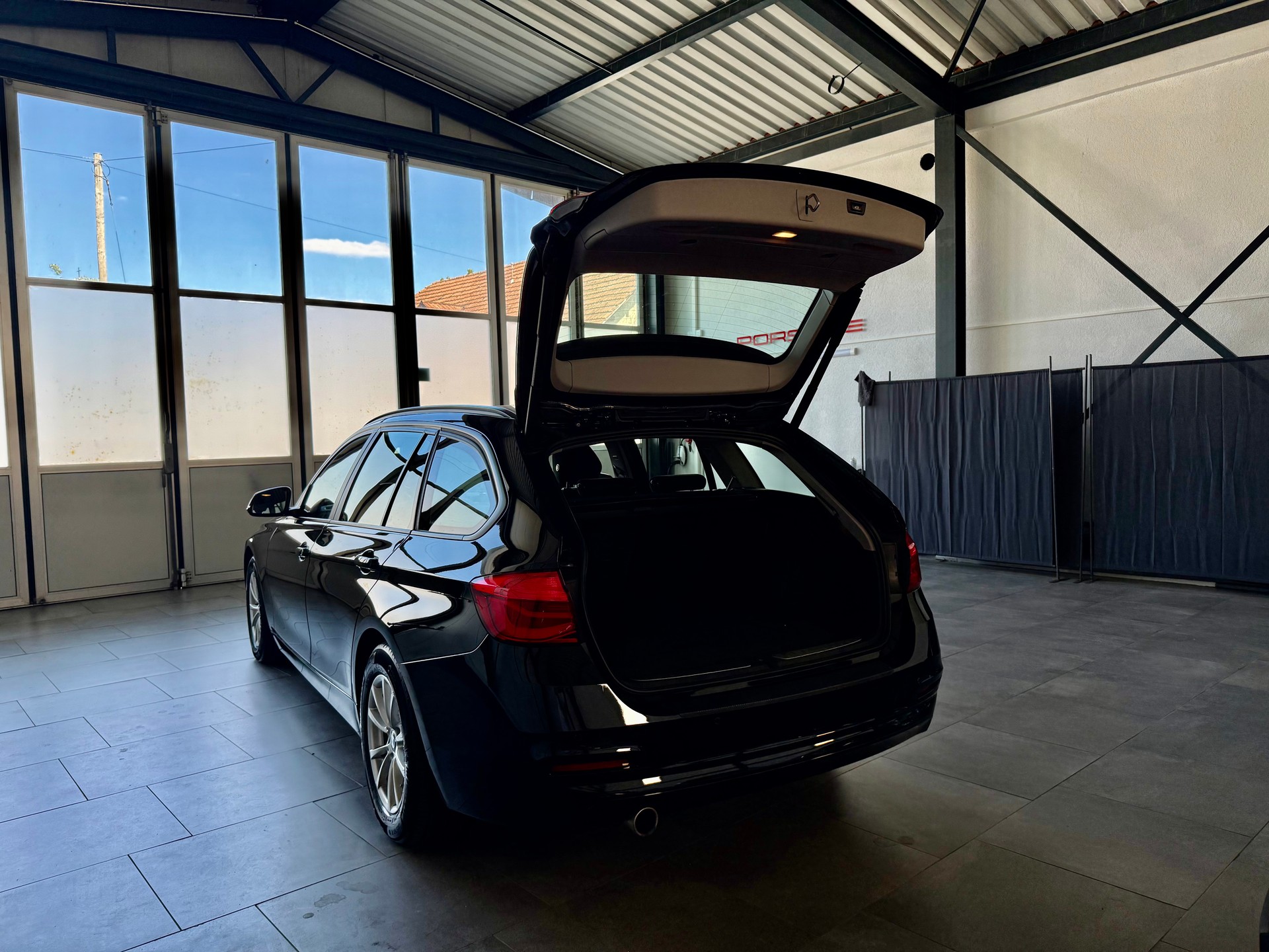 BMW 316d Sport Touring Business Line-image-4