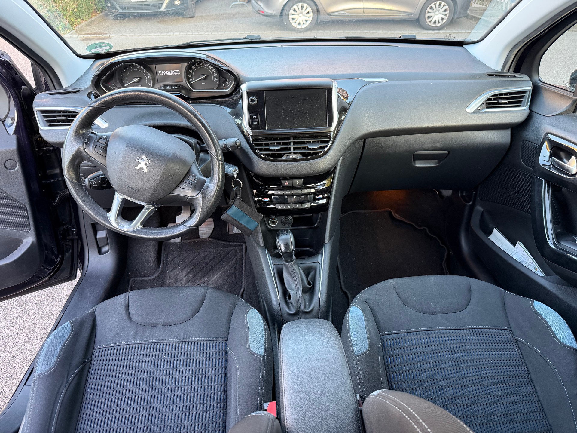 PEUGEOT 208 1.2 THP Allure-image-8