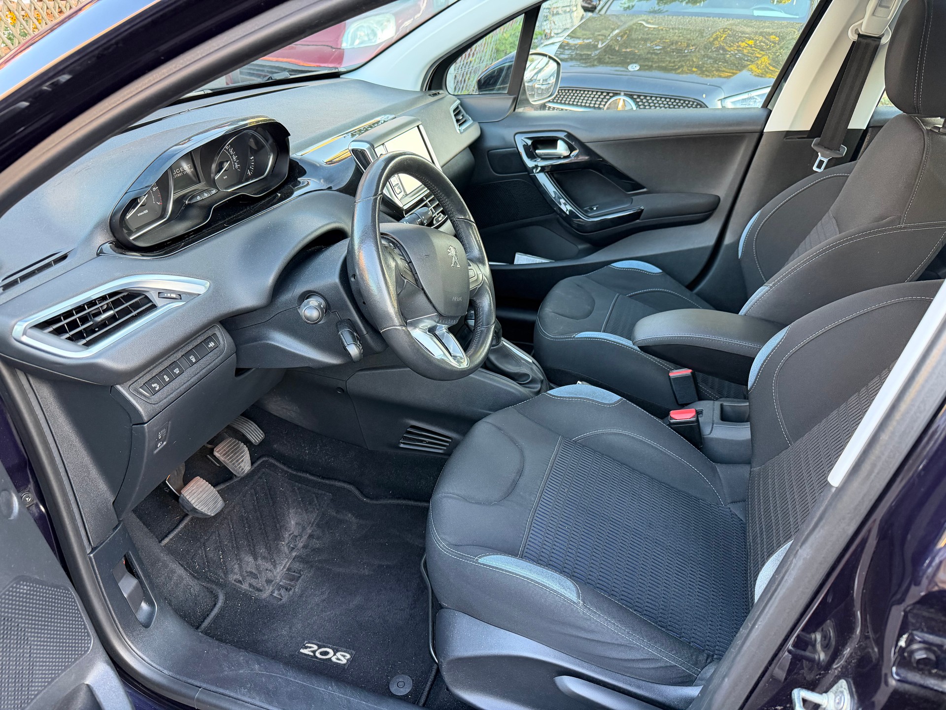 PEUGEOT 208 1.2 THP Allure-image-6