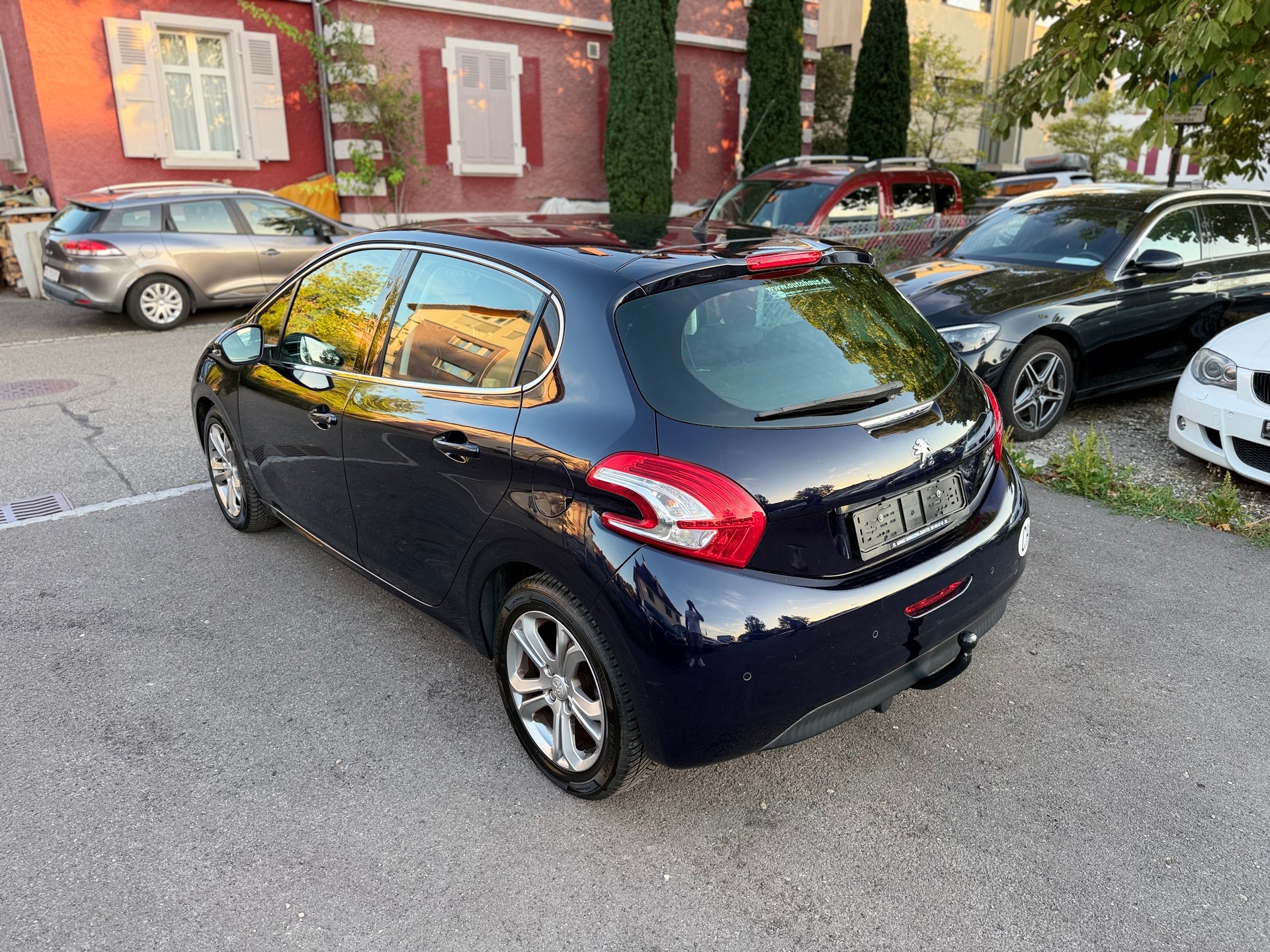 PEUGEOT 208 1.2 THP Allure-image-2