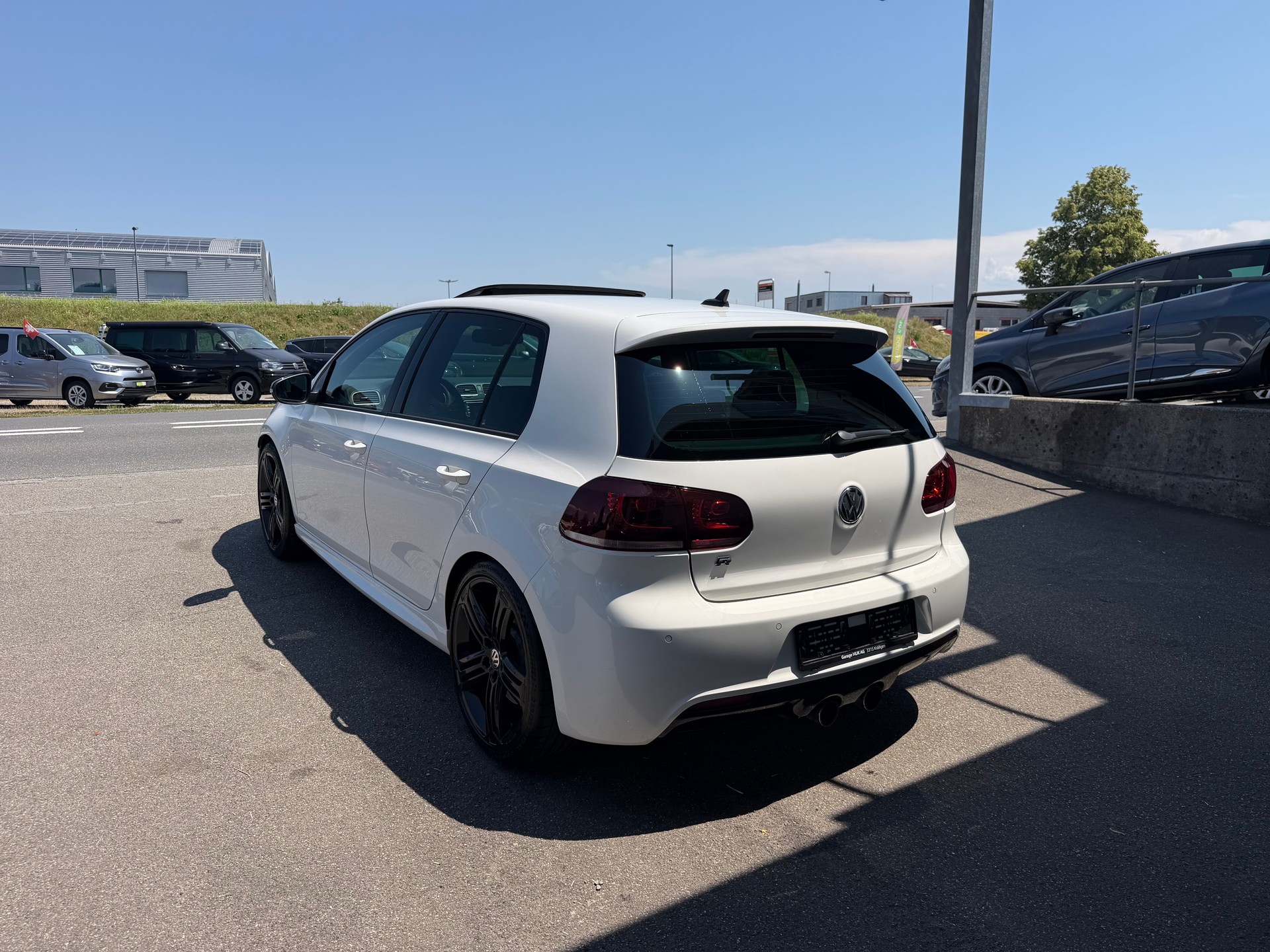 VW Golf 2.0 TSI R 4Motion-image-1