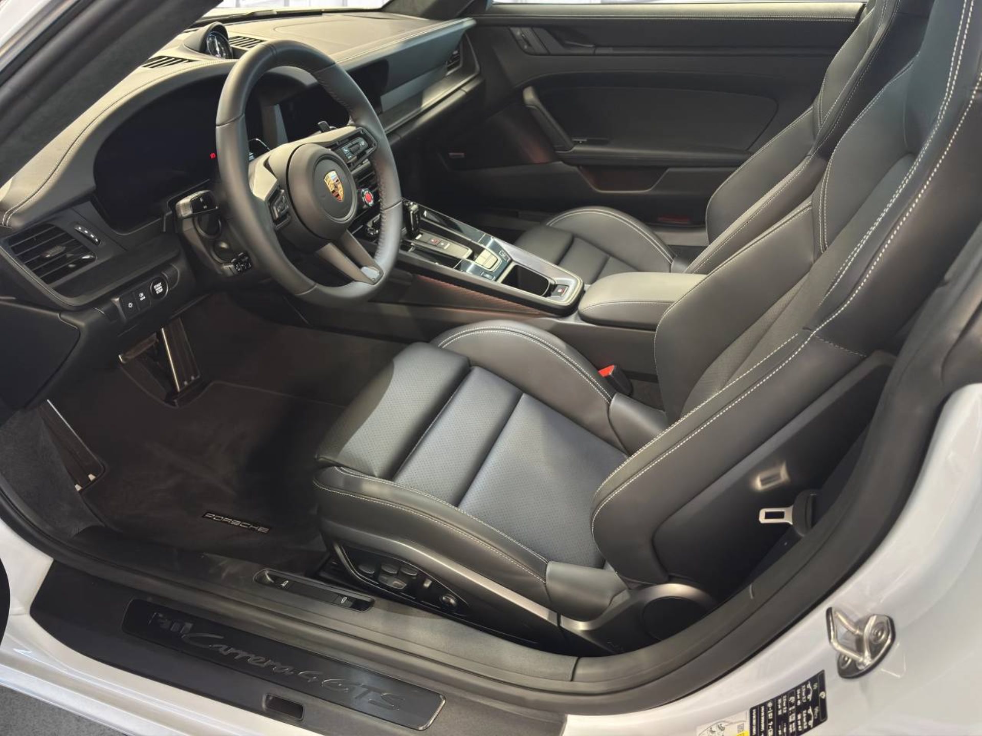 PORSCHE 911 Carrera 4 GTS-image-4