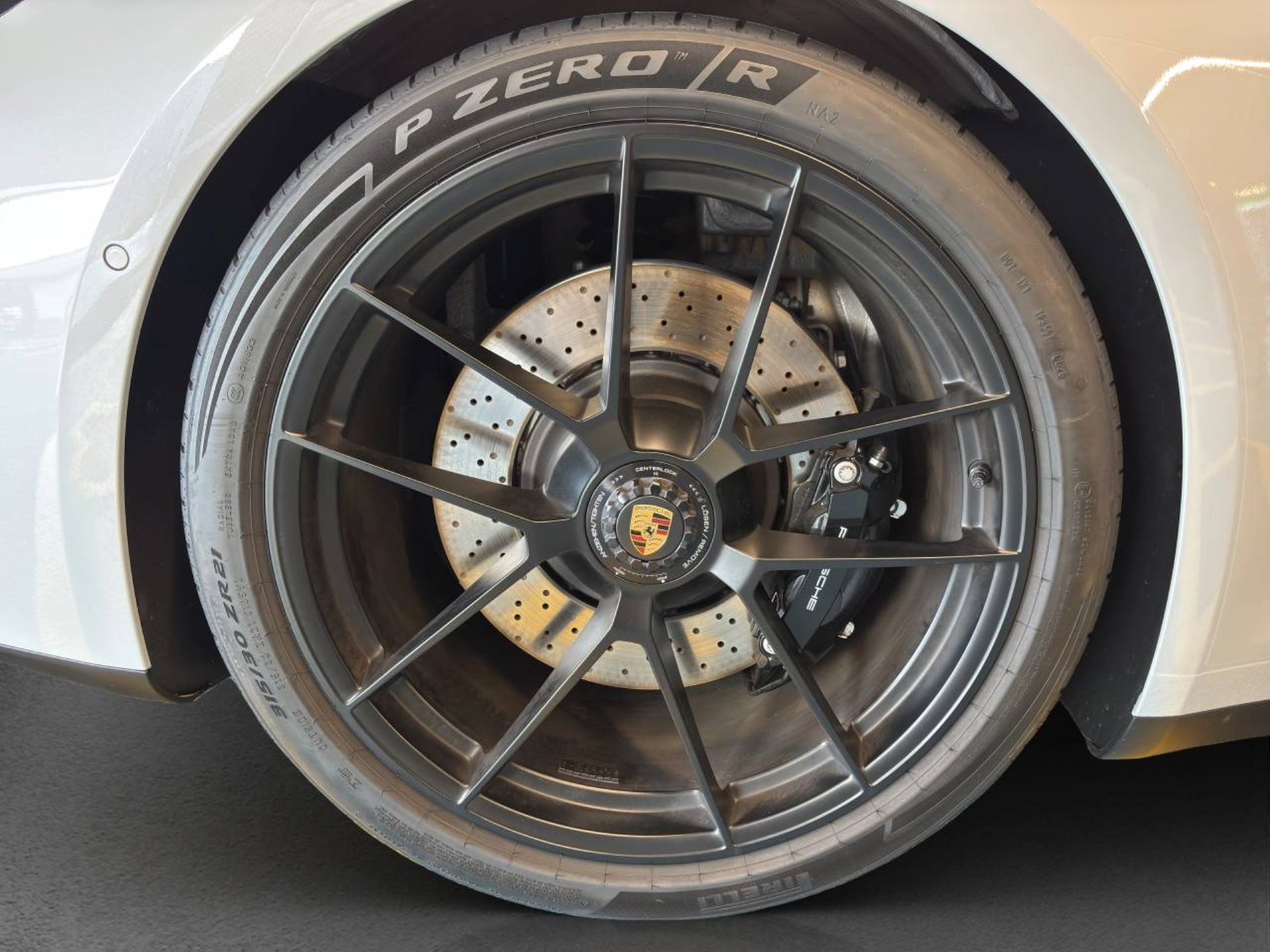 PORSCHE 911 Carrera 4 GTS-image-11
