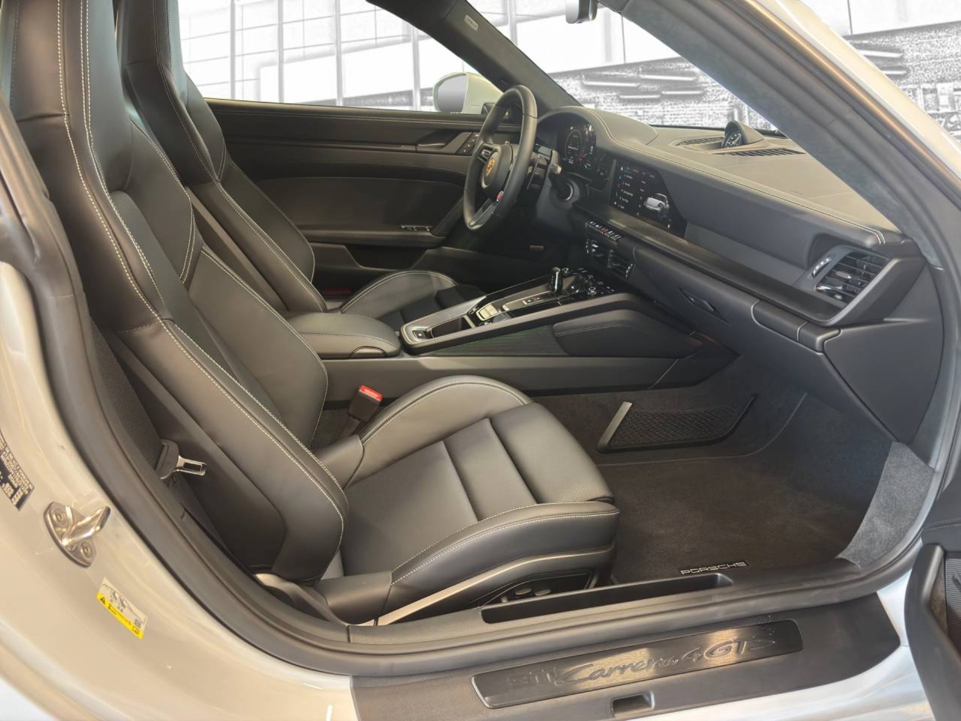 PORSCHE 911 Carrera 4 GTS-image-16