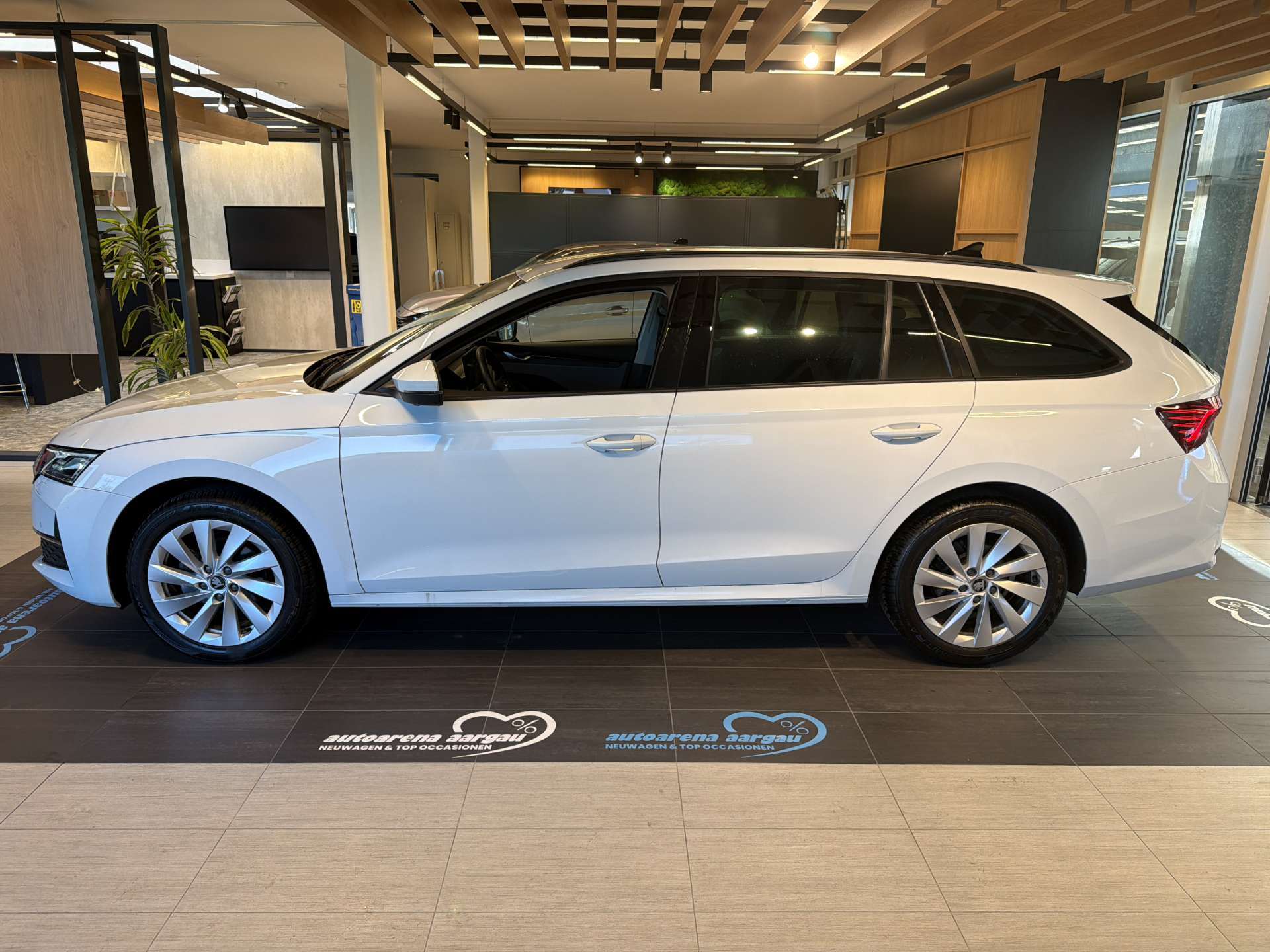 SKODA Octavia Combi 2.0 TDi Selection DSG-Automat-image-11