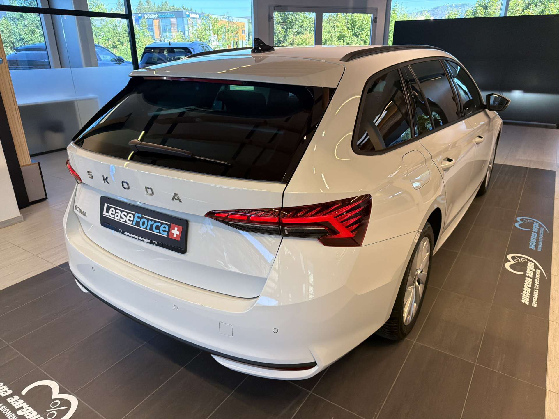 SKODA Octavia Combi 2.0 TDi Selection DSG-Automat-image-2