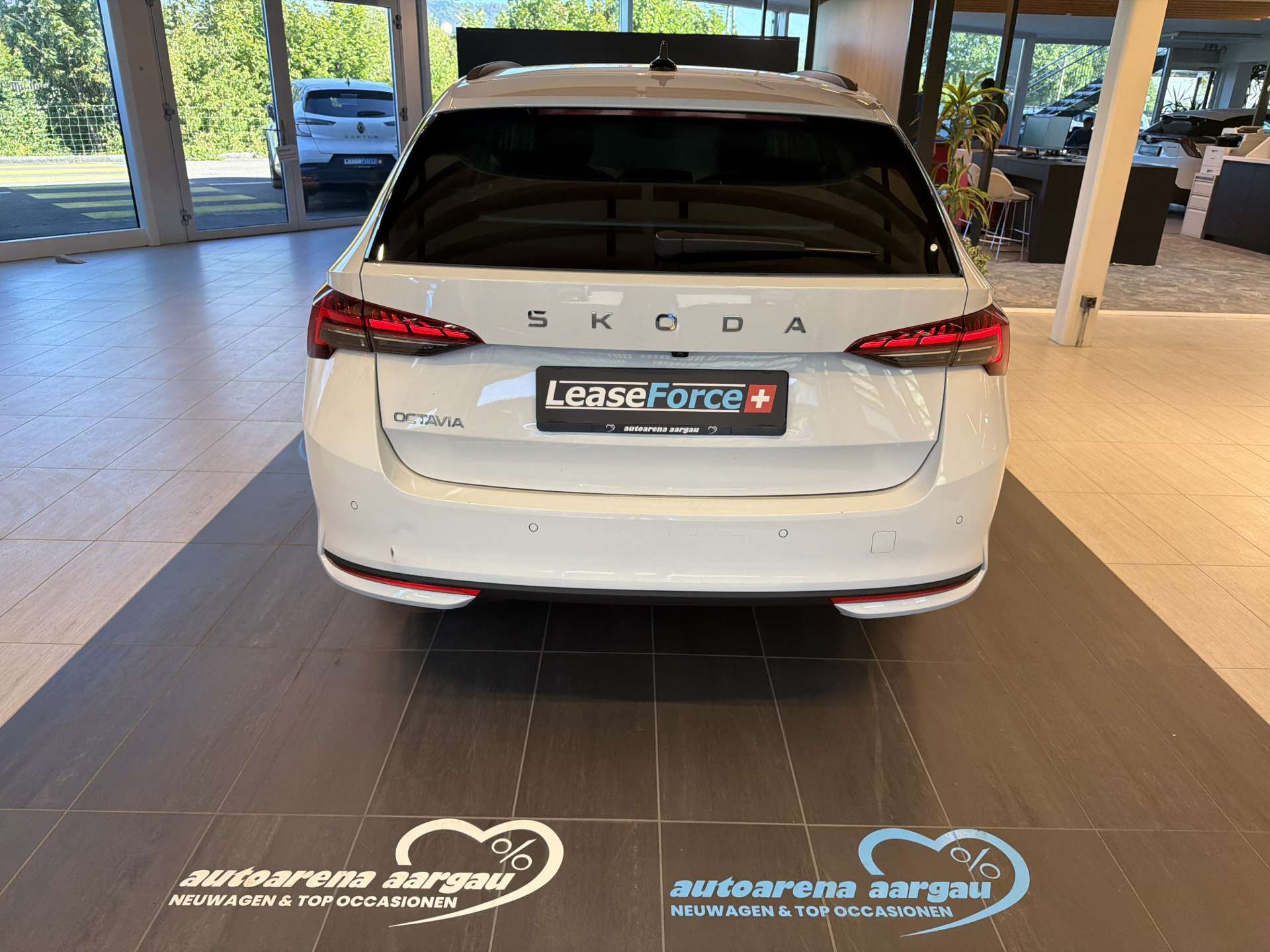 SKODA Octavia Combi 2.0 TDi Selection DSG-Automat-image-12
