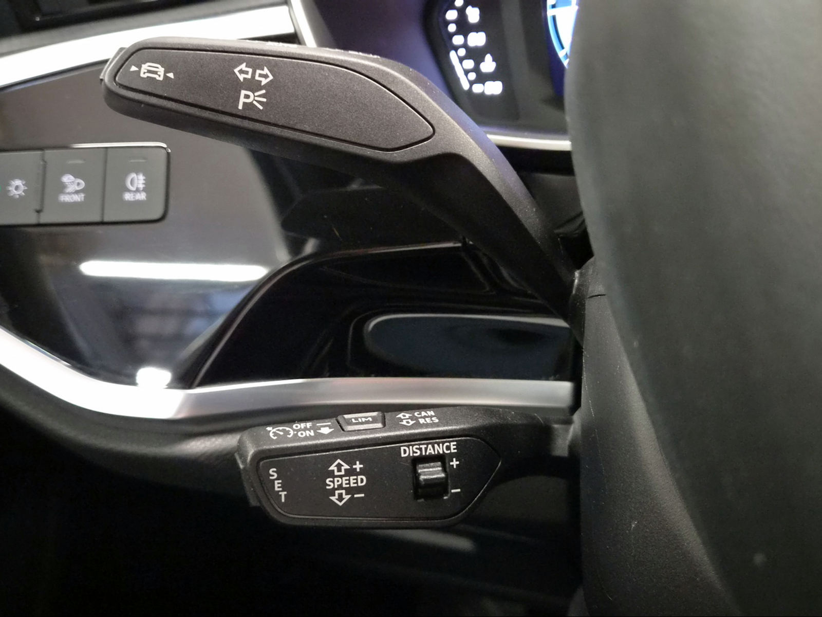 AUDI Q3 40 TFSI advanced quattro S-tronic Mythosschwarz Metallic-image-16