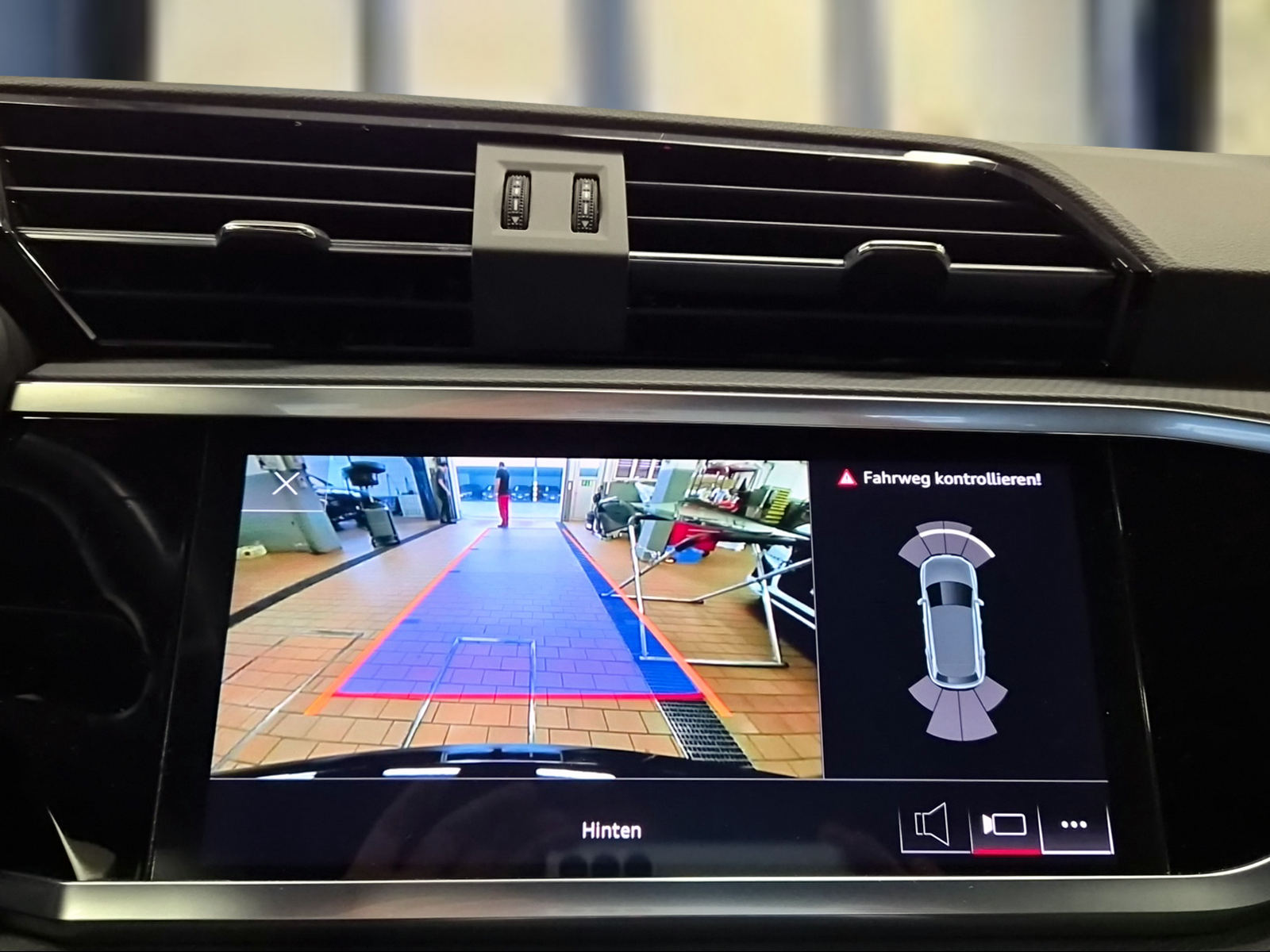 AUDI Q3 40 TFSI advanced quattro S-tronic Mythosschwarz Metallic-image-12