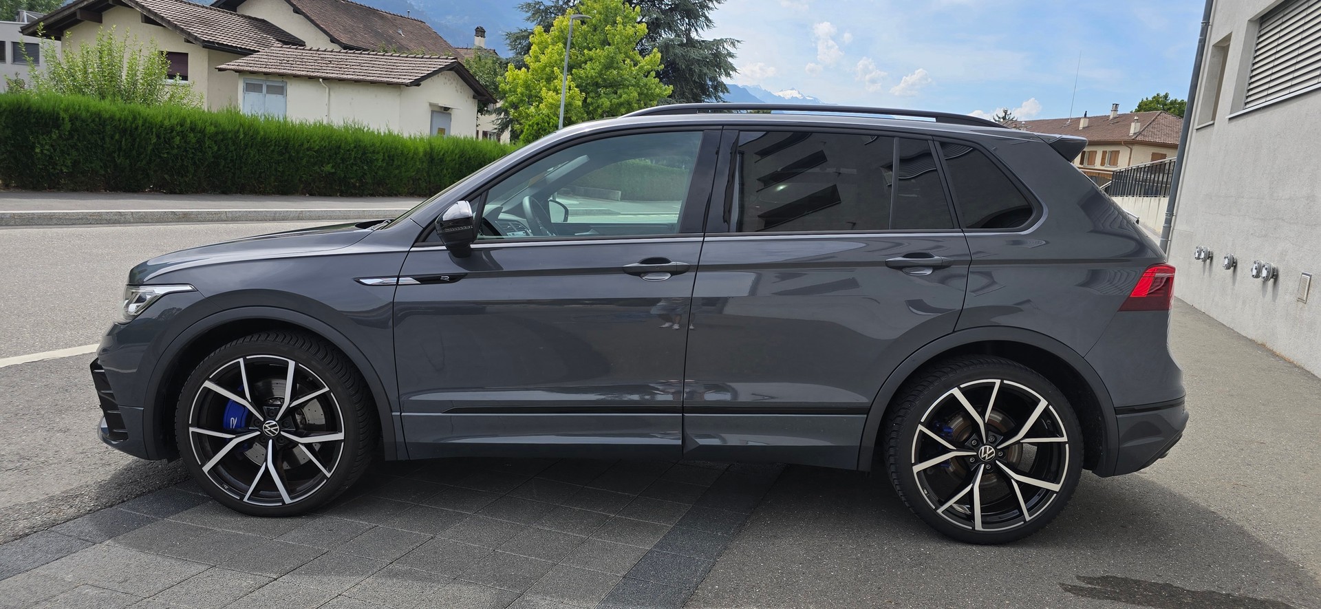 VW Tiguan 2.0TSI R 4Motion DSG-image-2