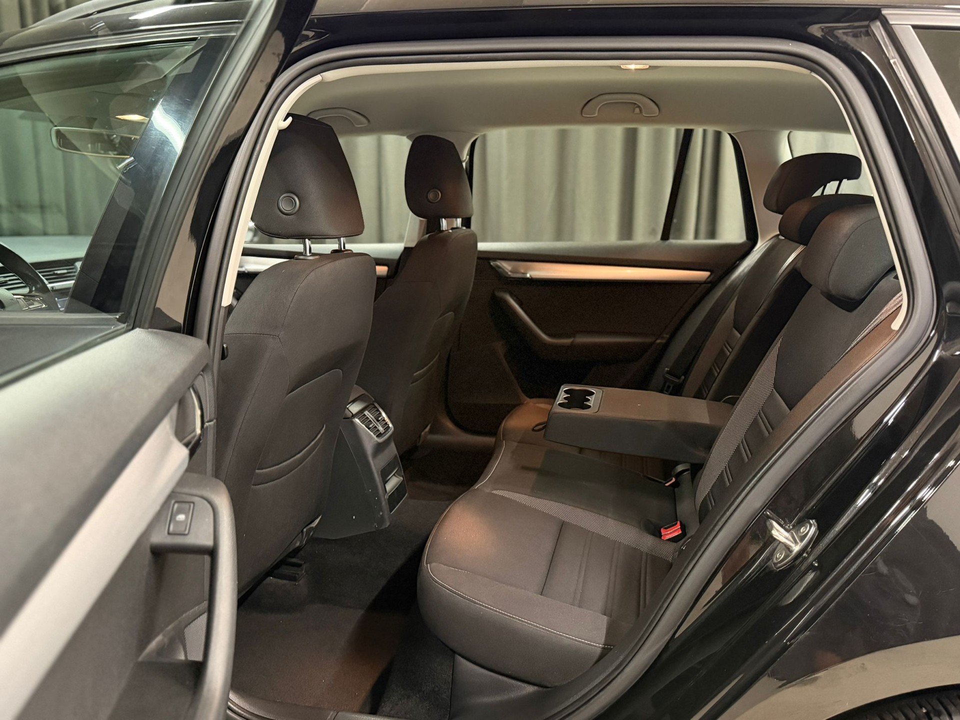 SKODA Octavia Combi 1.5 TSI Swiss Line-image-9