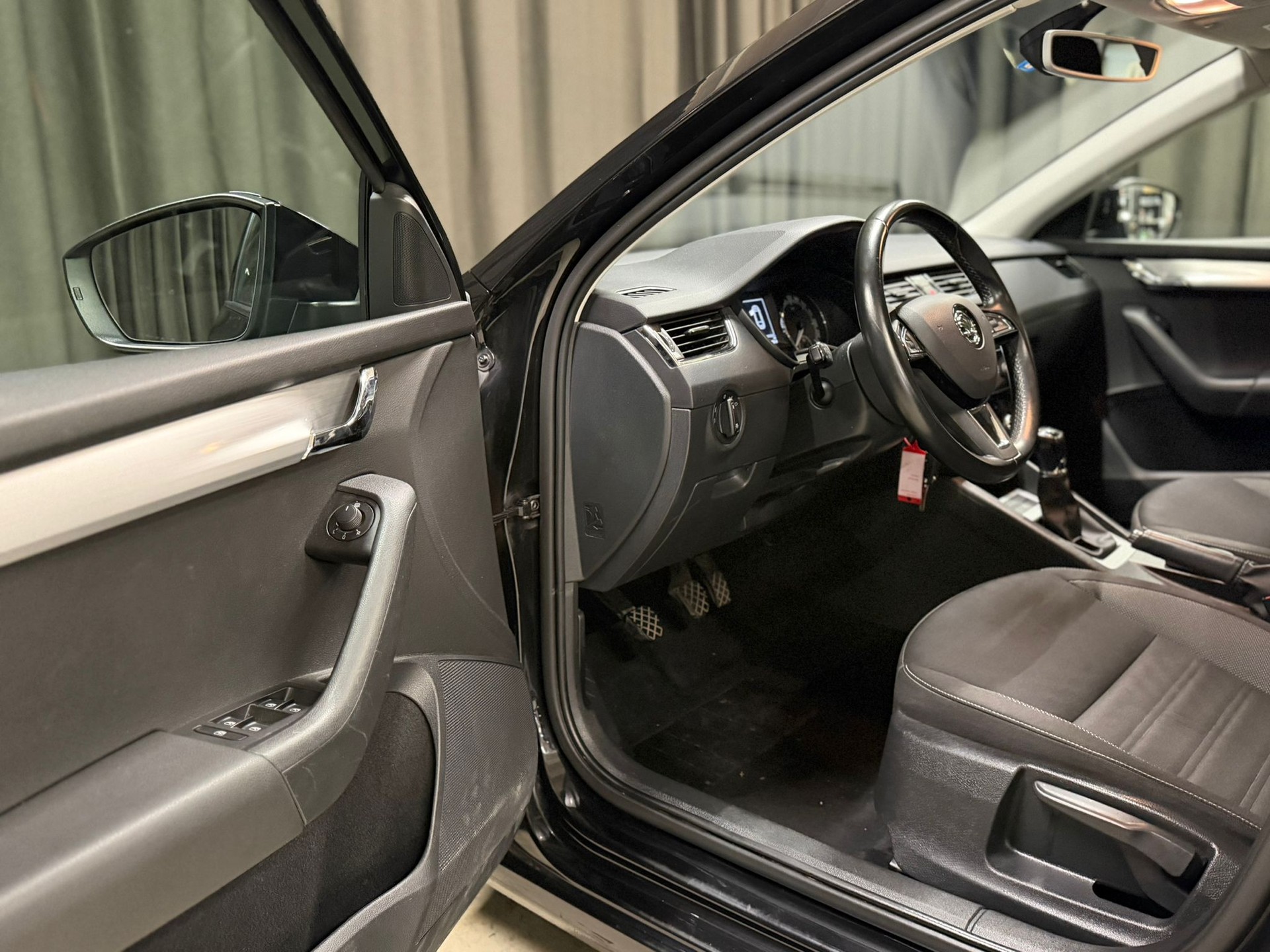 SKODA Octavia Combi 1.5 TSI Swiss Line-image-8
