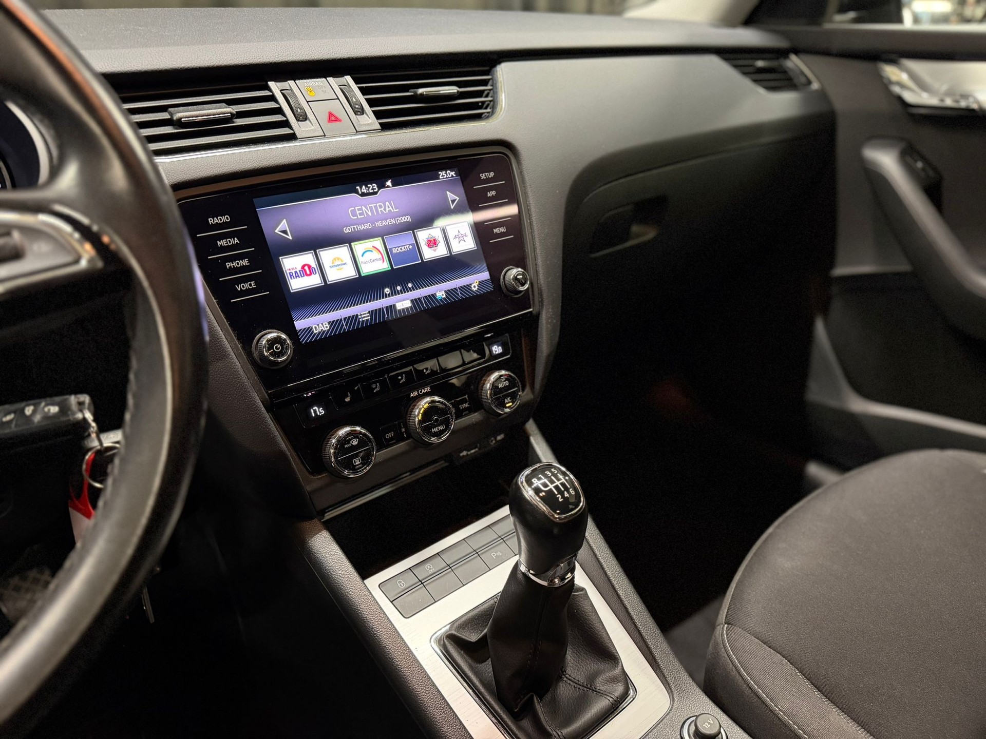 SKODA Octavia Combi 1.5 TSI Swiss Line-image-10
