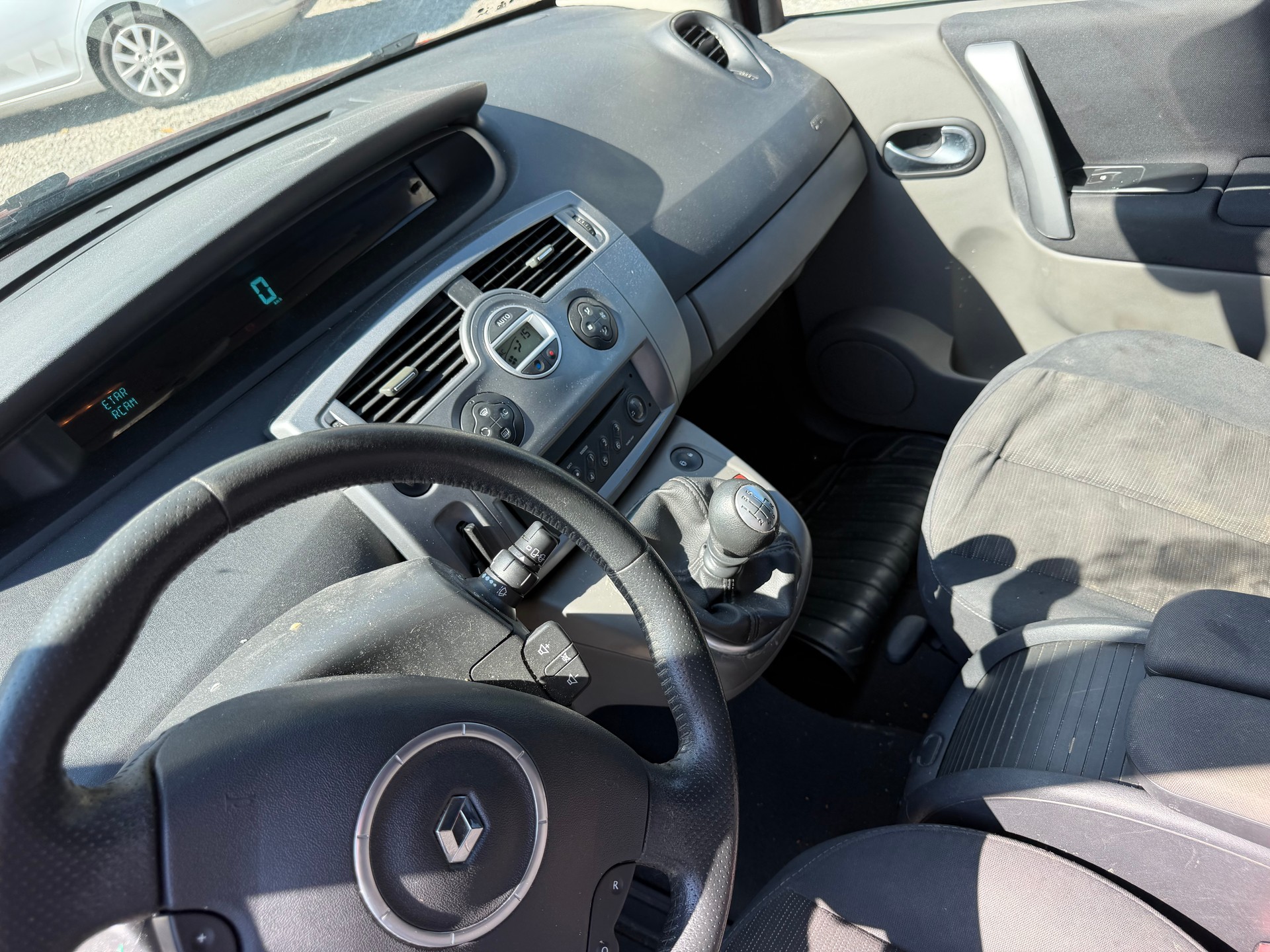 RENAULT Grand Scénic 1.9 dCi Dynamique-image-6
